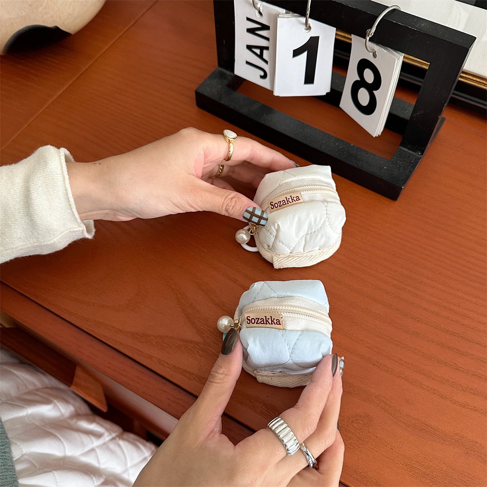 31221 Cute cartoon new earphone case quilted soft shell, suitable for AirPods case earphone case Application Scenario