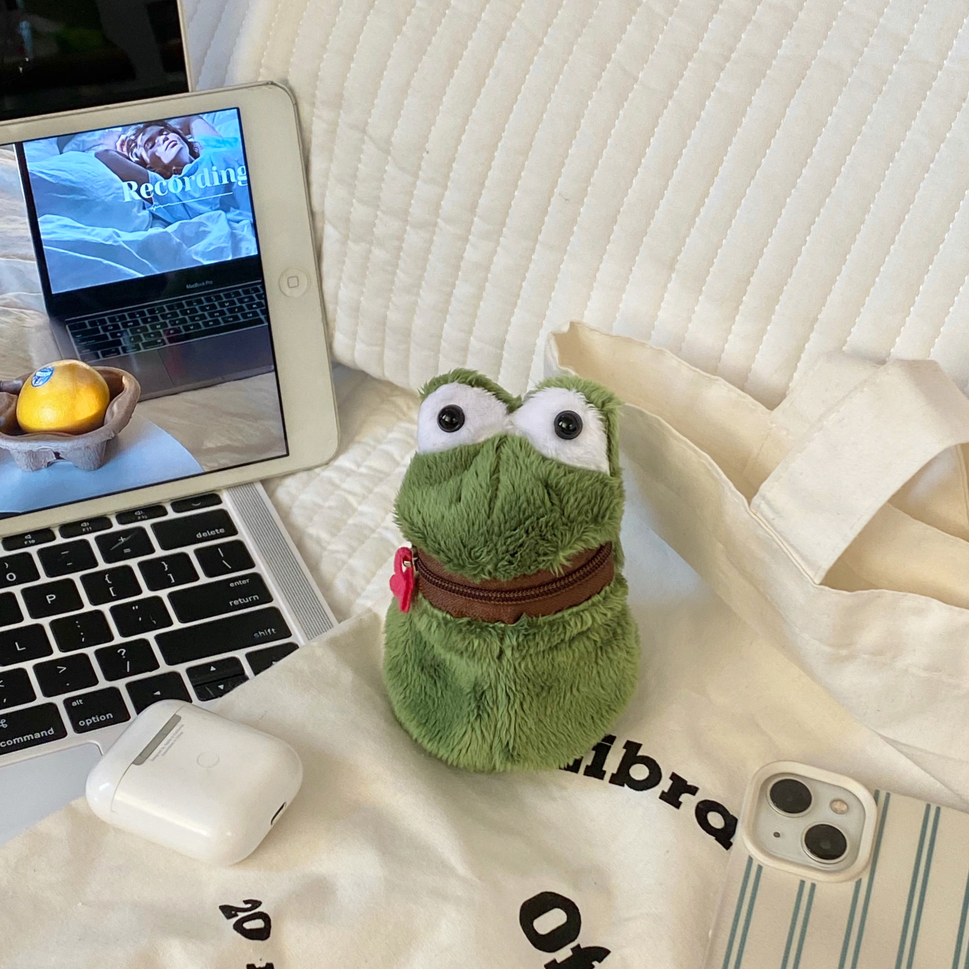 The blogger's same style frog coin purse, cute plush toy doll, keychain, pendant, portable coin purse Application Scenario