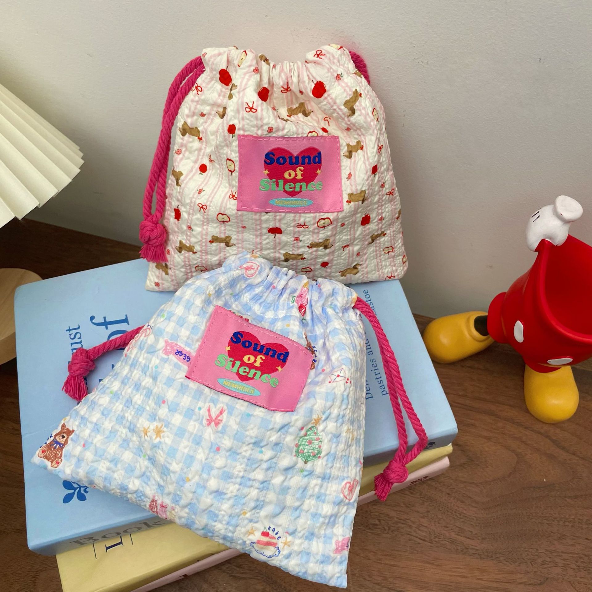 A cute and unique foam storage bag with a drawstring for a girlish heart. It's a small pocket for carrying things around and a red envelope details Picture