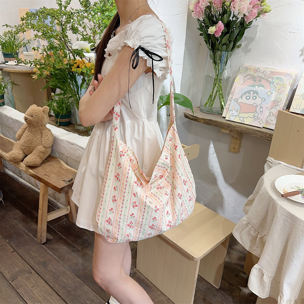13165 canvas bag, new striped floral canvas bag, tote bag, single-shoulder handbag, niche artistic underarm bag Application Scenario