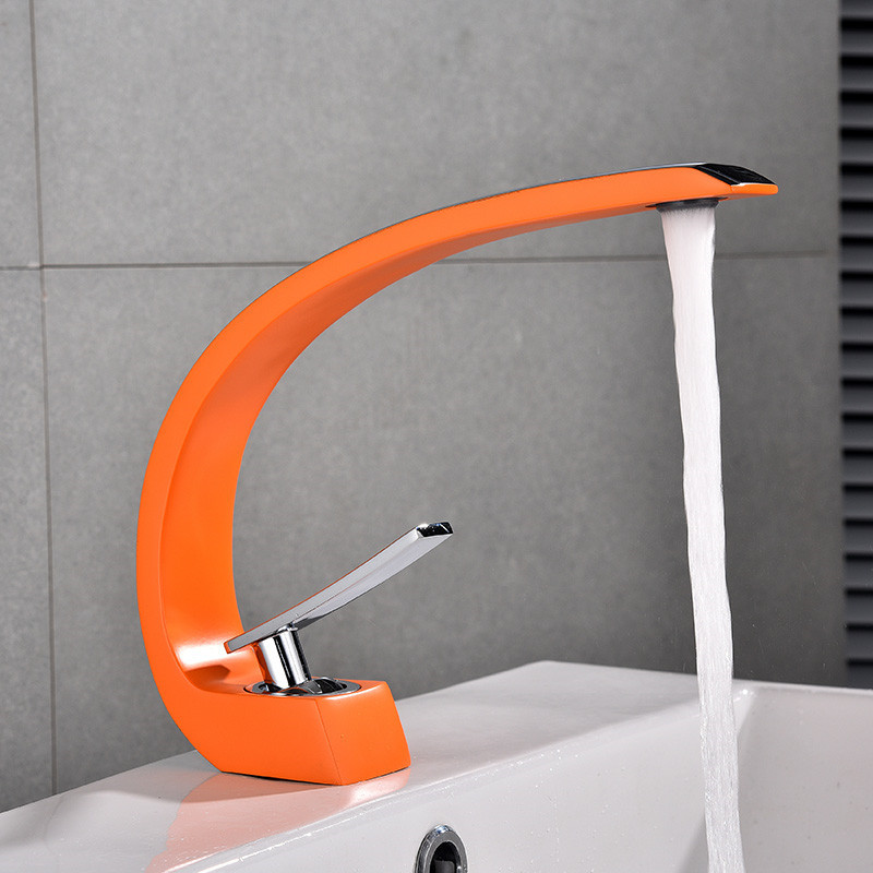 Wholesale of European-style high-standard copper hot and cold basin faucets, black lacquered washbasin single-hole mixed faucets from the manufacturer details Picture