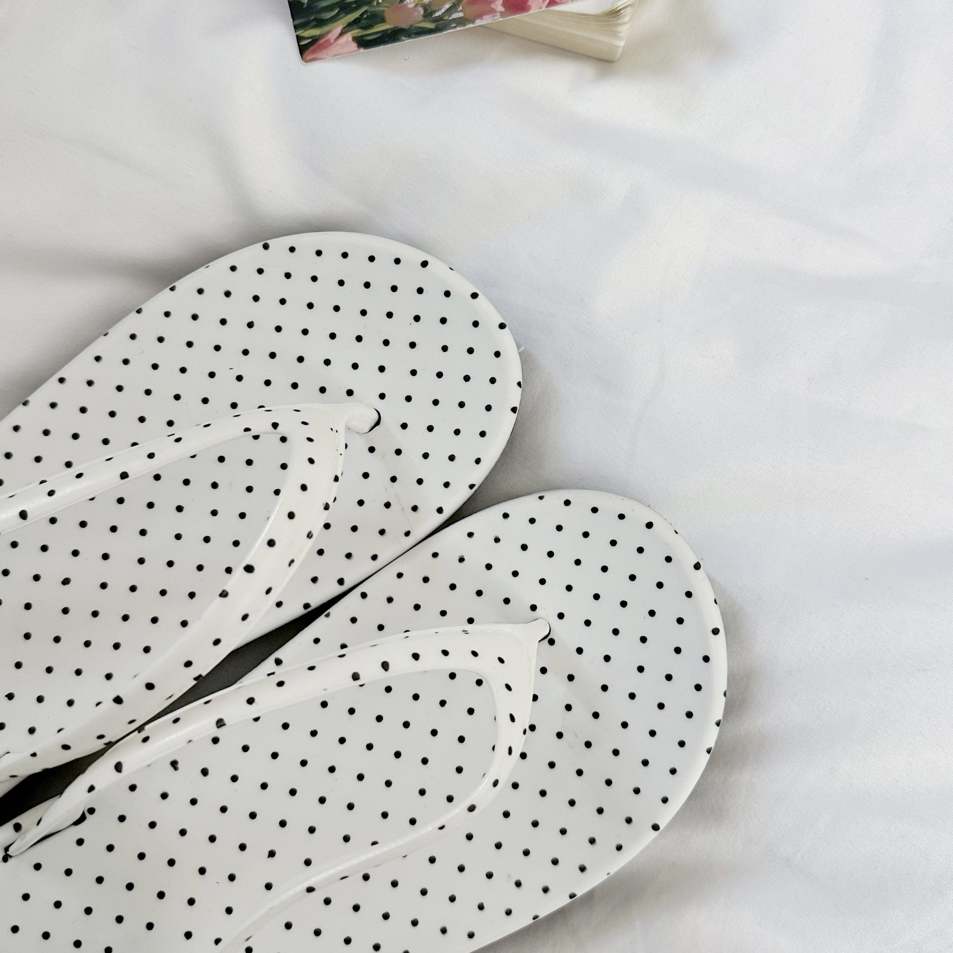 ins Polka dot herpesho women's 2025 new versatile beach slippers, summer outerwear soft-soled thick-soled slippers full figure