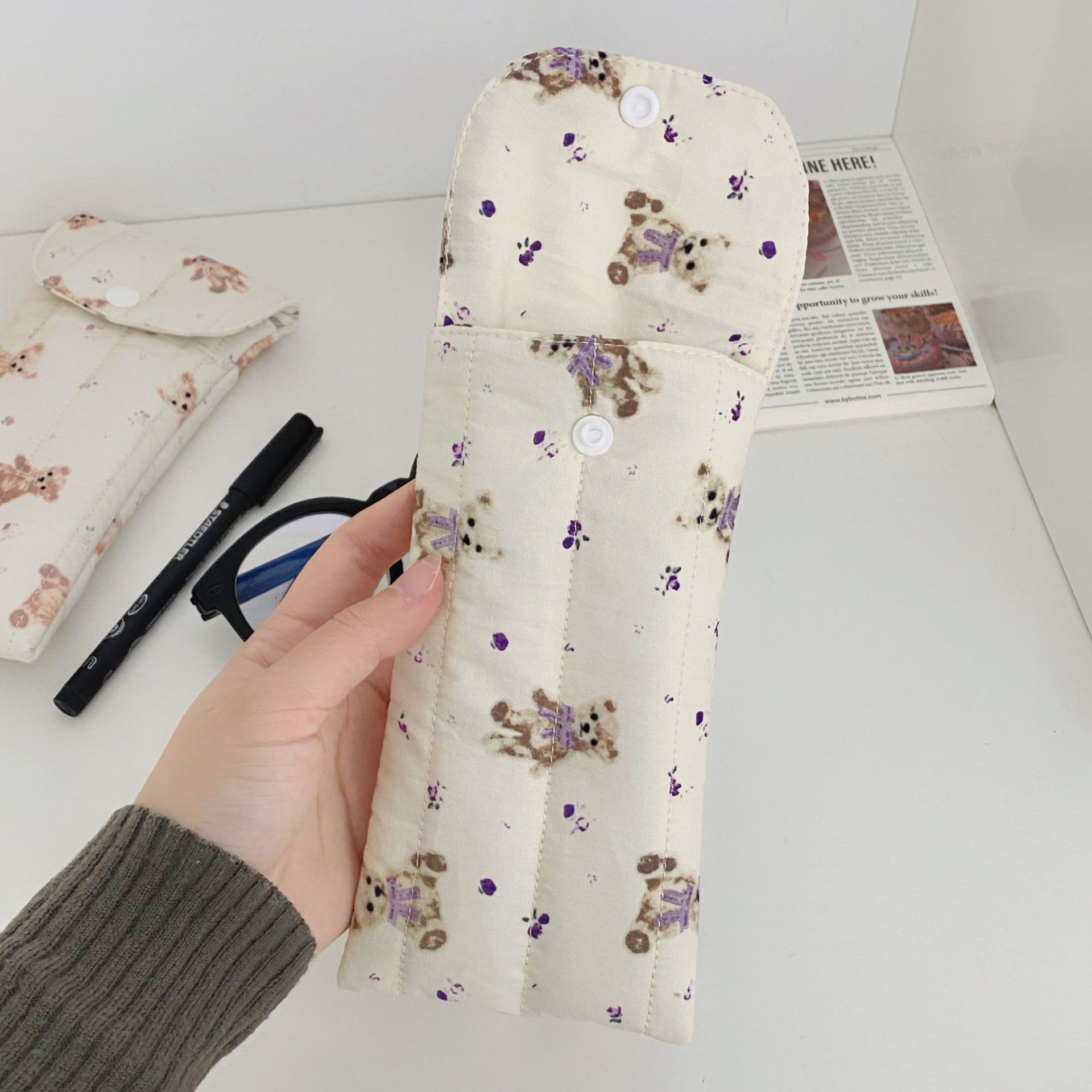ins cartoon bear glasses storage bag, cotton-padded pressure-resistant sunglasses bag, portable sunglasses storage bag, glasses bag, cloth bag Application Scenario