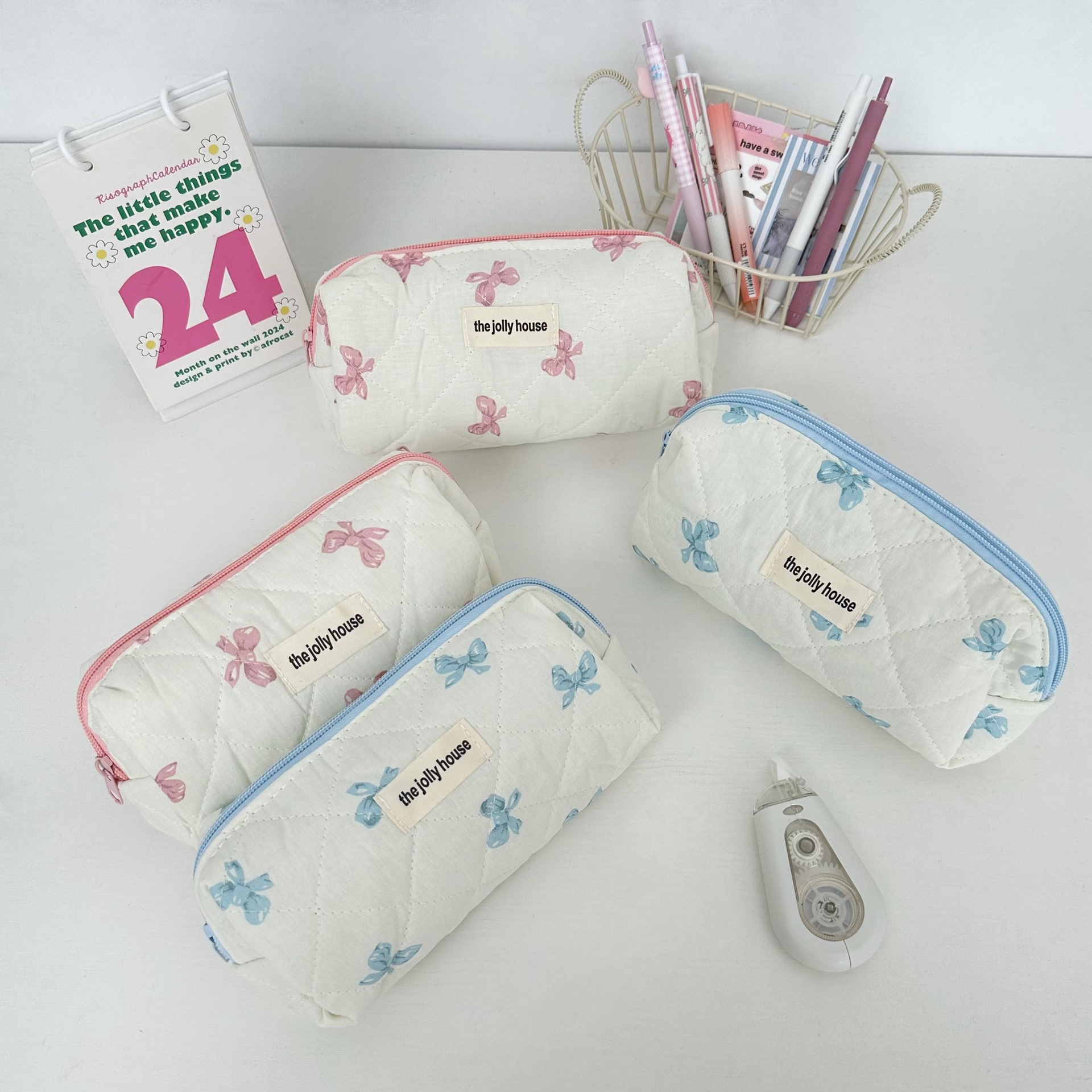 Korean version high appearance level bow makeup bag for girls, cream-colored portable business trip makeup brush and cosmetics storage bag details Picture
