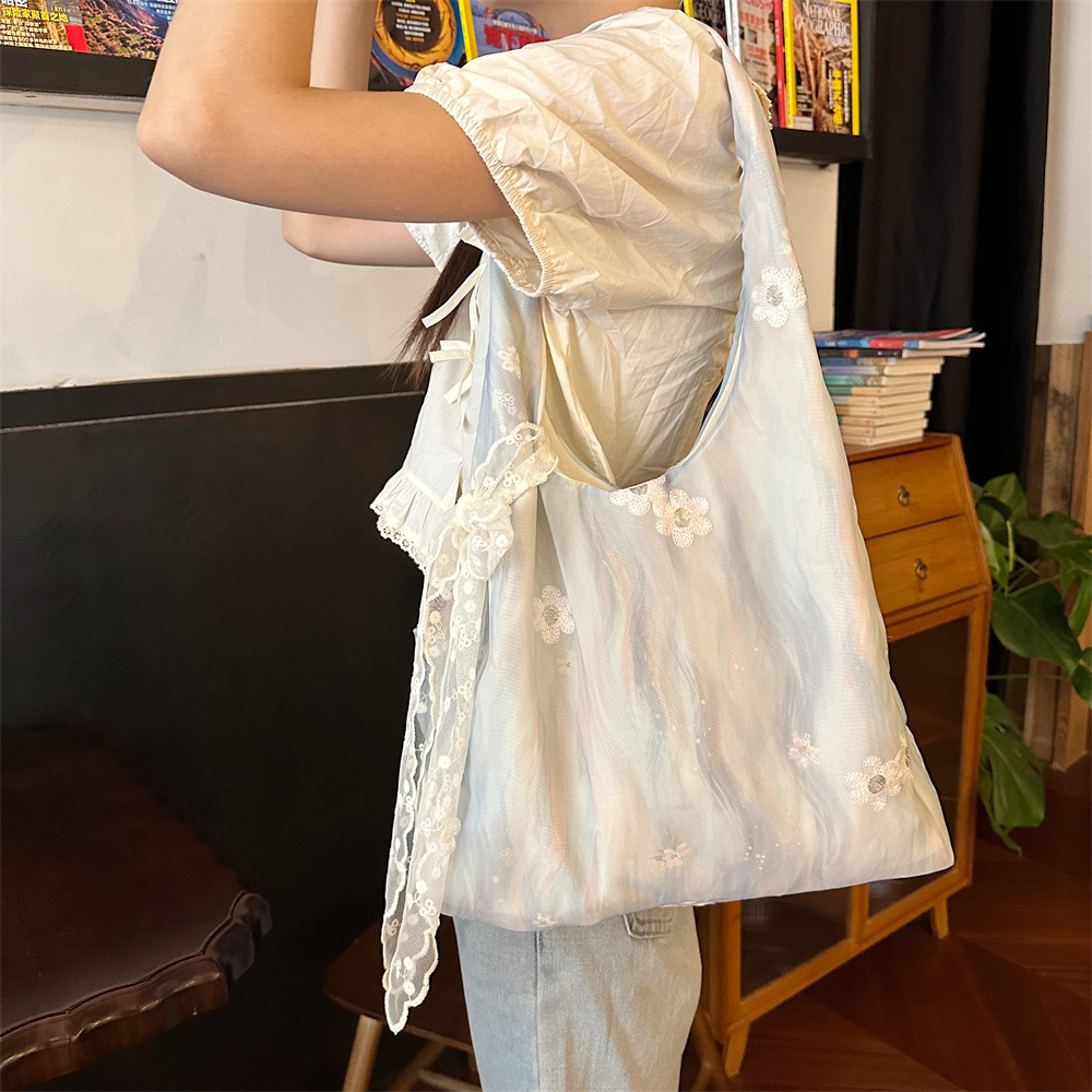 4692 Chinese-style embroidered artistic and fresh fairy canvas bag, single-shoulder handbag, large-capacity commuting vest bag Application Scenario