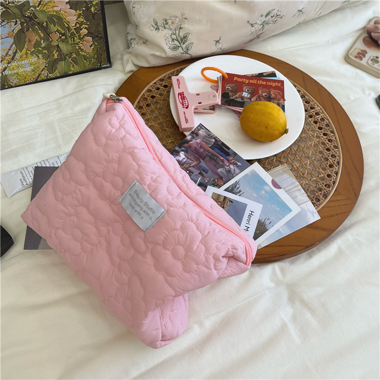 Original and homemade Ins-style soft floral makeup bag, macaron-colored portable large-capacity skin care product storage bag Application Scenario