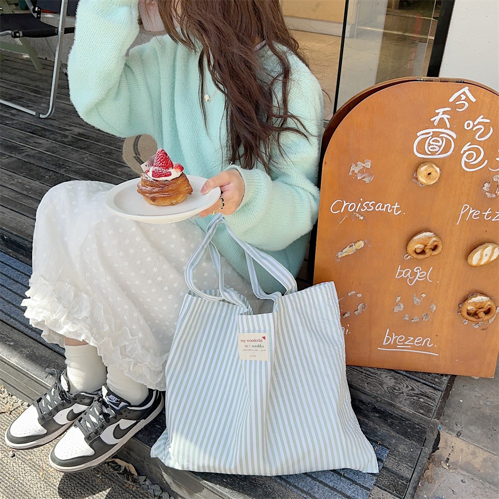 43201 striped color-blocking fresh canvas bag, large-capacity class commuting bag, high appearance level single-shoulder tote bag Application Scenario
