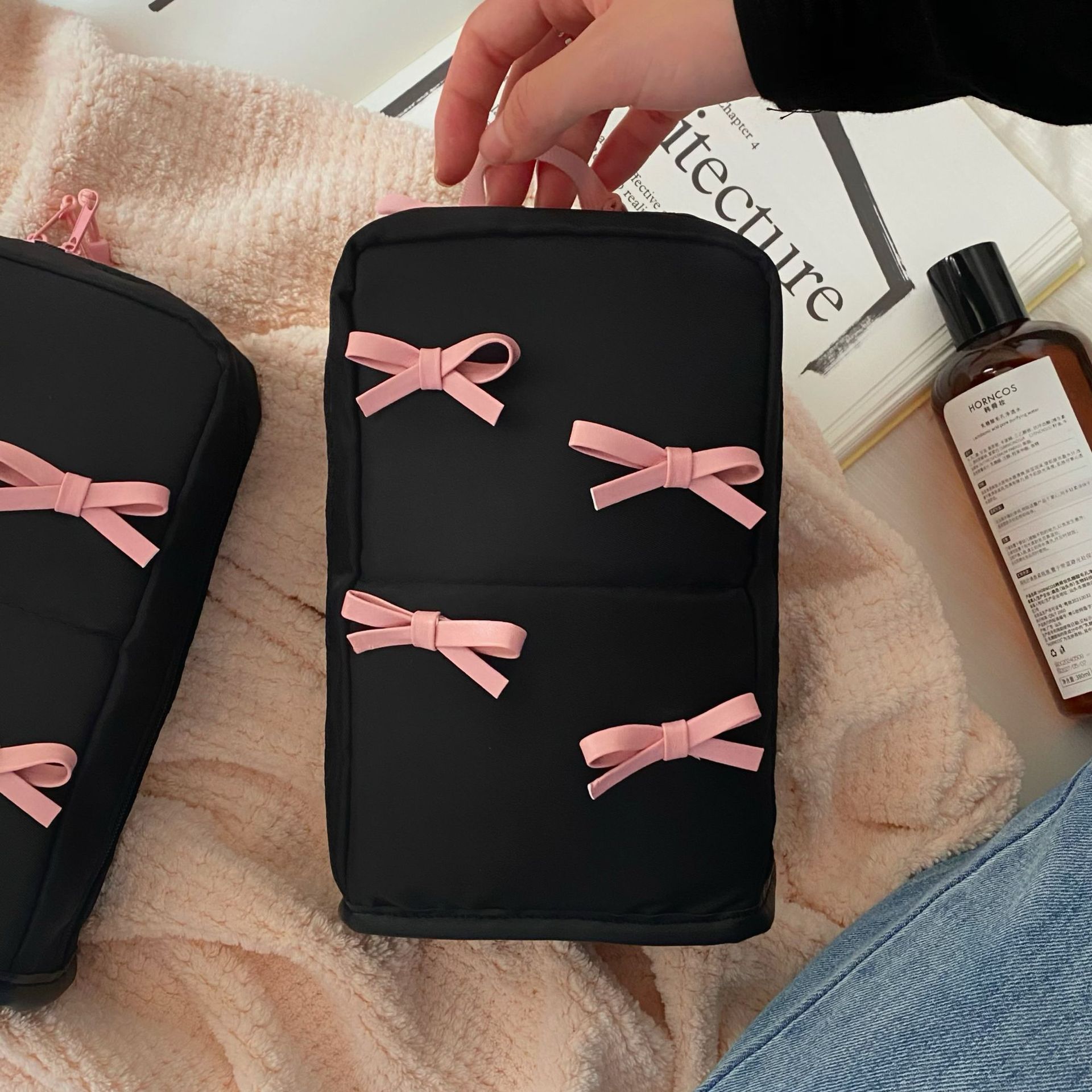 Ins-style design makeup bag for girls, cute bow, storage pen holder, large-capacity skin care products, dormitory toiletries bag Specification drawing