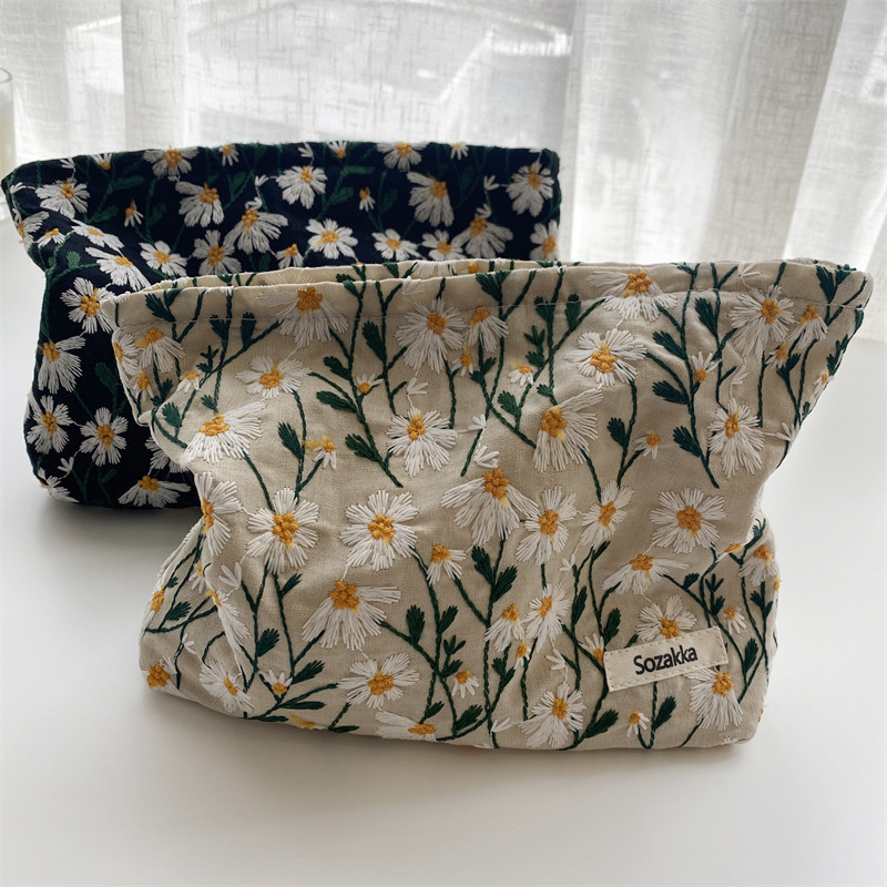 19221 Fresh and delicate embroidered Daisy flower Makeup Bag for Women, simple and portable pen case with large capacity, Japanese-style artistic style Specification drawing