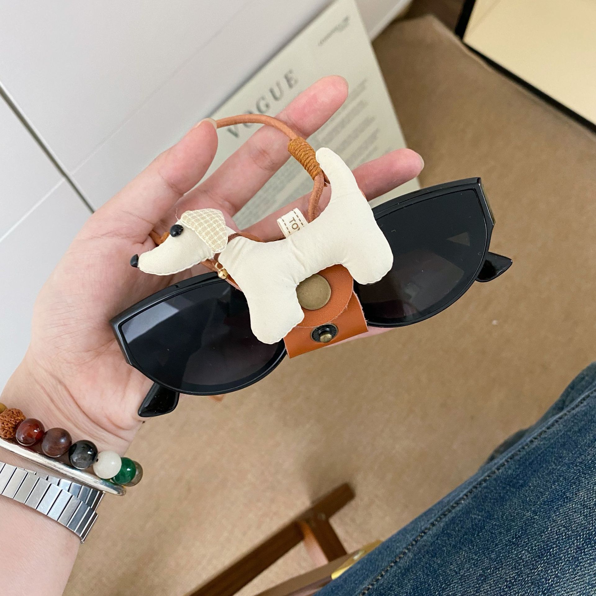 Funny little dog neck strap, portable sunglasses, sunglasses strap, anti-loss and anti-drop fashionable pendant details Picture