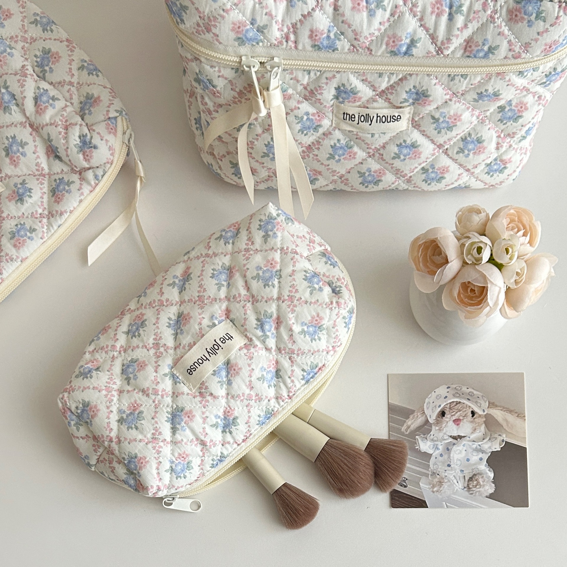 New floral makeup bag with a girlish heart, large-capacity cosmetics storage bag, portable travel toiletry bag and clutch bag Application Scenario
