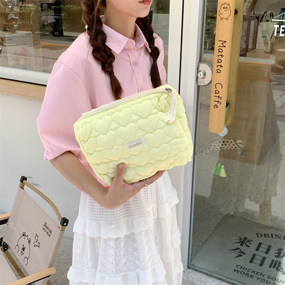 37293 New style makeup bag, large-capacity quilted cotton heart storage bag, cute and portable toiletry bag, shopping clutch bag Application Scenario