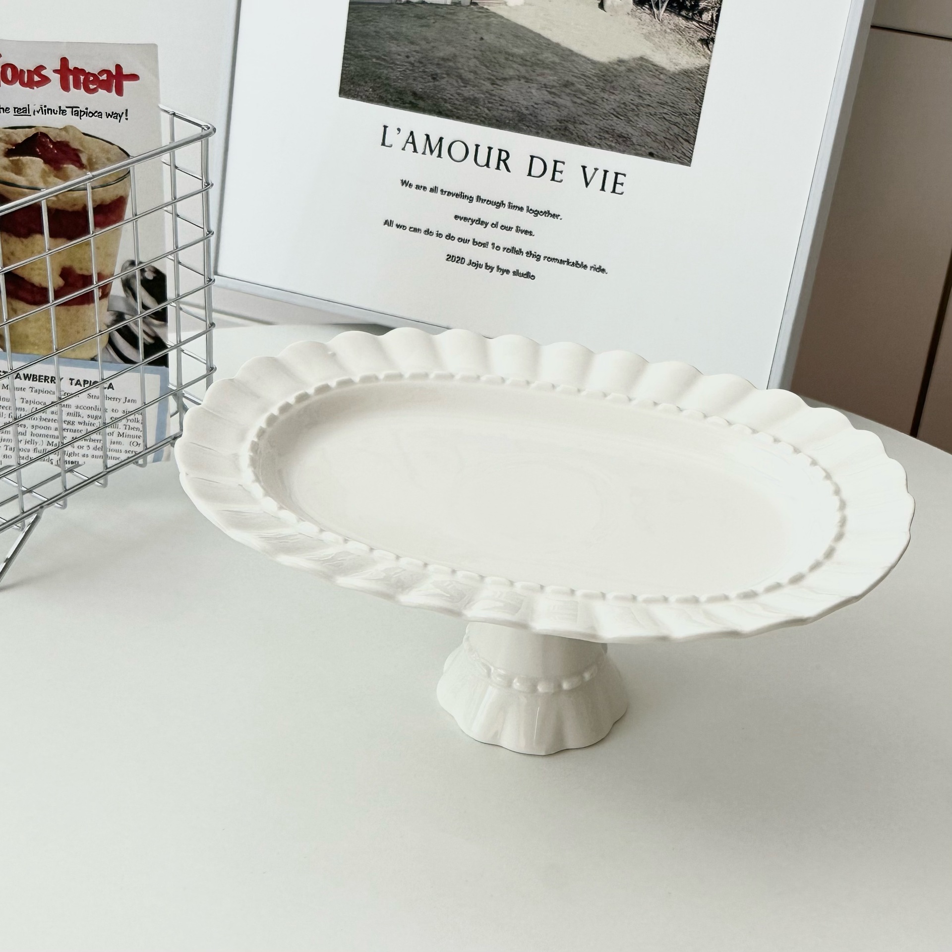 European-style lace oval high-footed plate, high appearance level, embossed cake and pastry ceramic plate, wedding decoration, dessert arrangement Application Scenario
