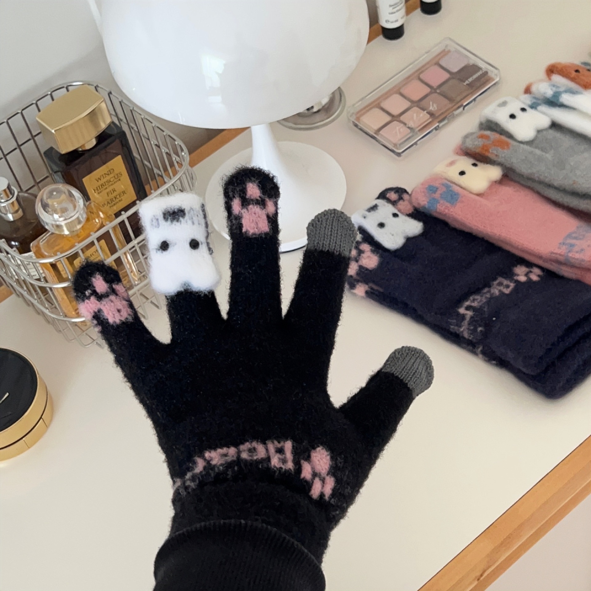 Cartoon touch screen little fox gloves, winter cycling cold-proof with fleece and thickened five-finger student warmth, high appearance level gloves Application Scenario