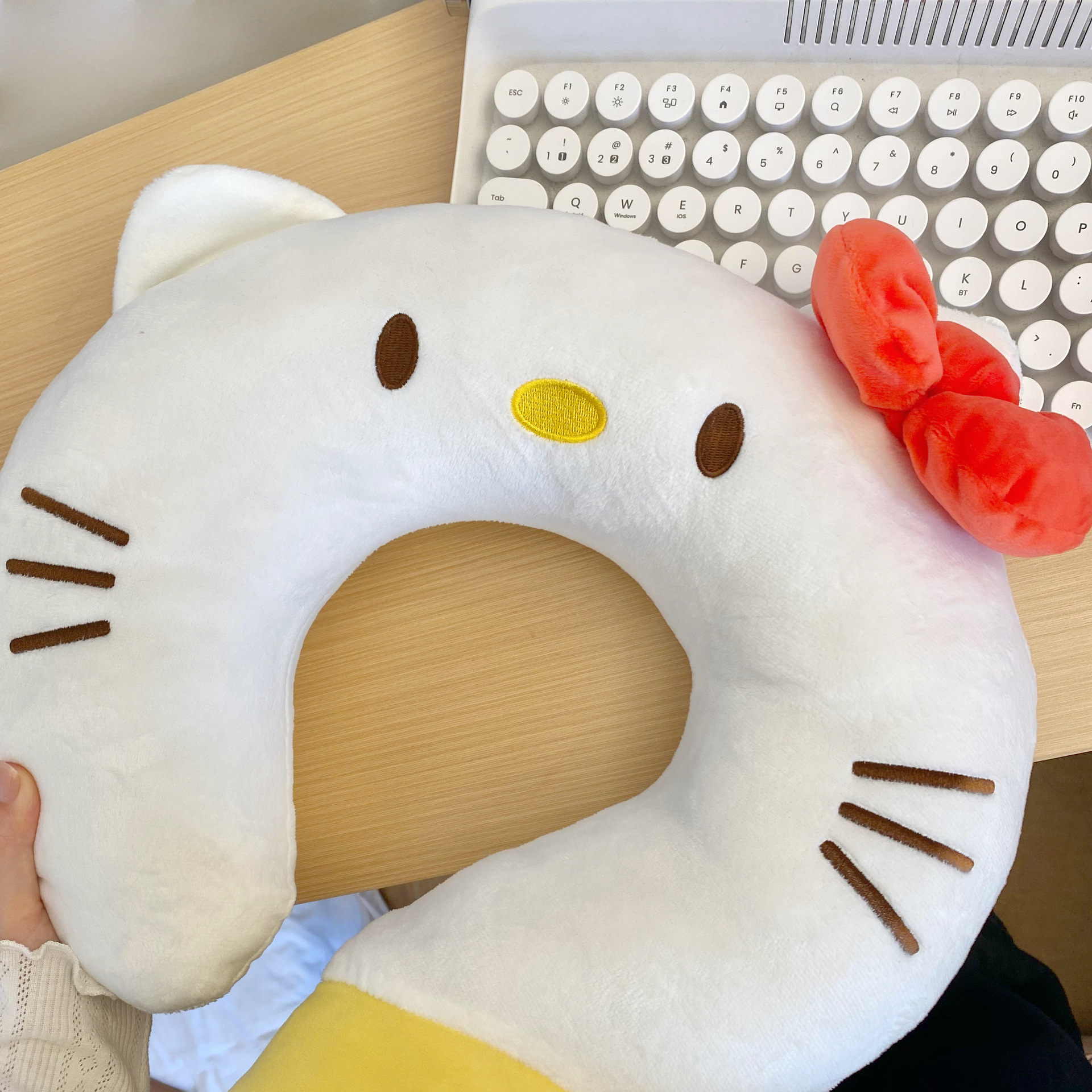 Creative question mark throw pillow, cute cat neck pillow, airplane travel pillow, home sofa plush toy throw pillow, nap pillow Application Scenario