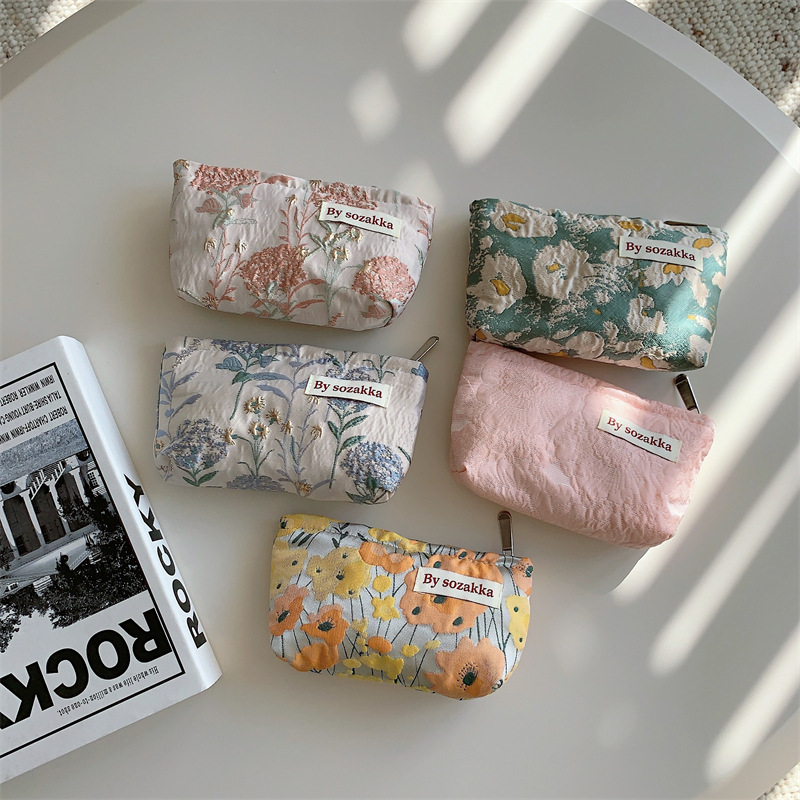 26229 set French embossed flower cosmetic bag, simple and portable handbag, casual mobile phone, walking clutch Application Scenario