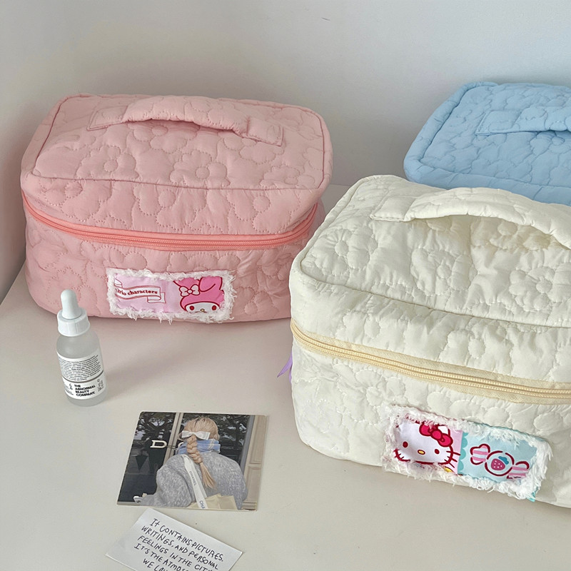 Cute cat makeup bag, girlish heart, large-capacity storage bag, student portable travel toiletry bag, hand-held storage bag Application Scenario