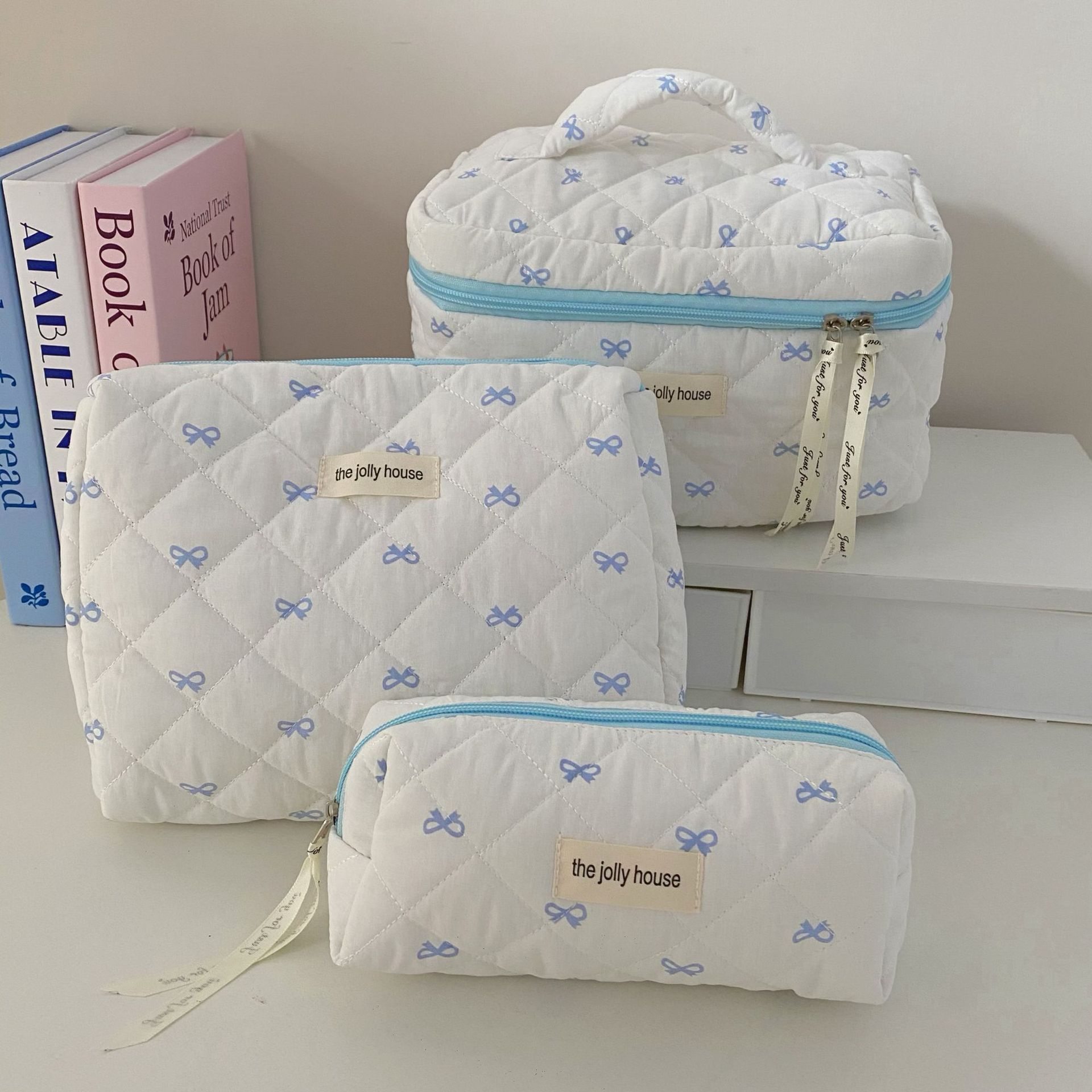 Fresh and clean bow makeup bag, large-capacity female student portable cosmetics hand-held storage bag, travel toiletries bag full figure