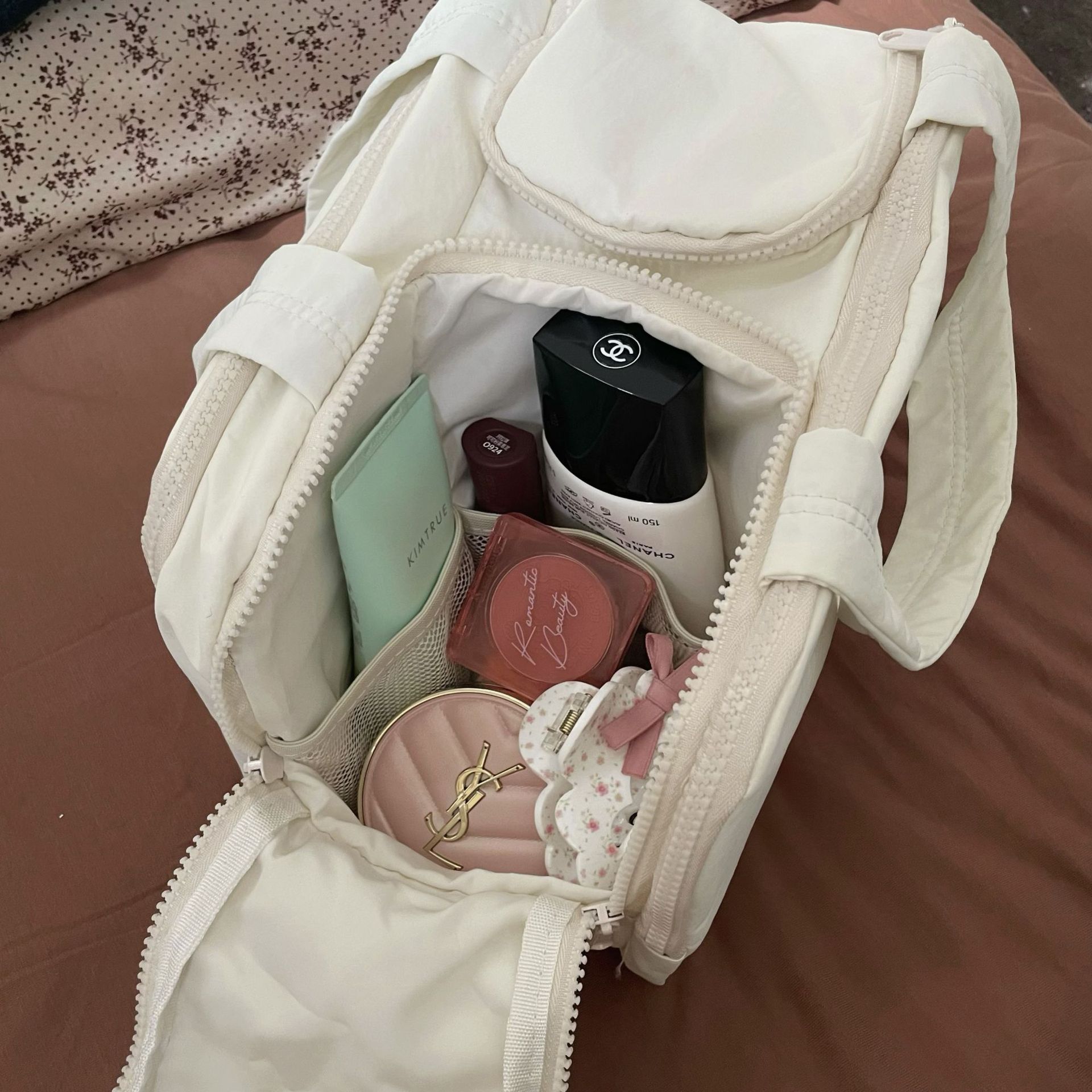 Fashionable and simple makeup bag for women, 2024 new portable, lightweight, large-capacity, zoned storage bag, travel toiletry bag Application Scenario