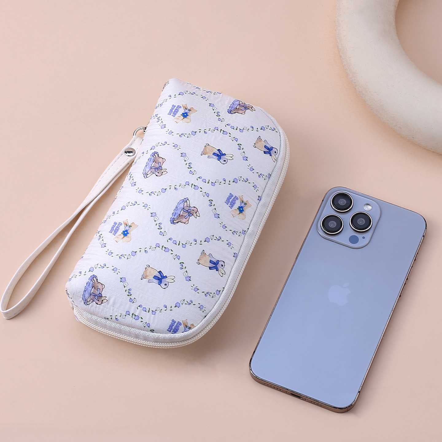 Ailun's new loose change bag is a fashionable, cartoonish, trendy, cute small bag, light and casual student mobile phone bag, and simple bag details Picture
