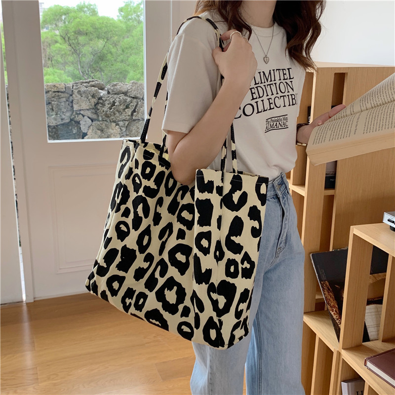 16291 Stylish rice leopard print tote bag, large-capacity animal-print canvas single-shoulder bag, hand-held female student shopping bag Application Scenario