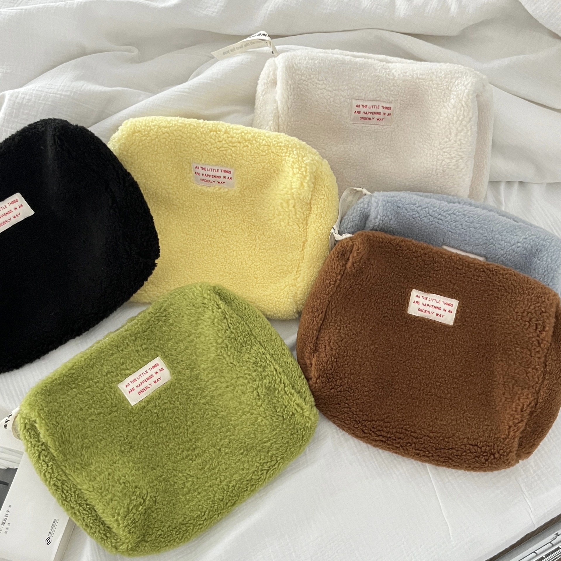 The new lambskin cosmetic bag features an ins style, a girlish heart, a high level of appearance, a large-capacity portable travel storage bag and a clutch full figure