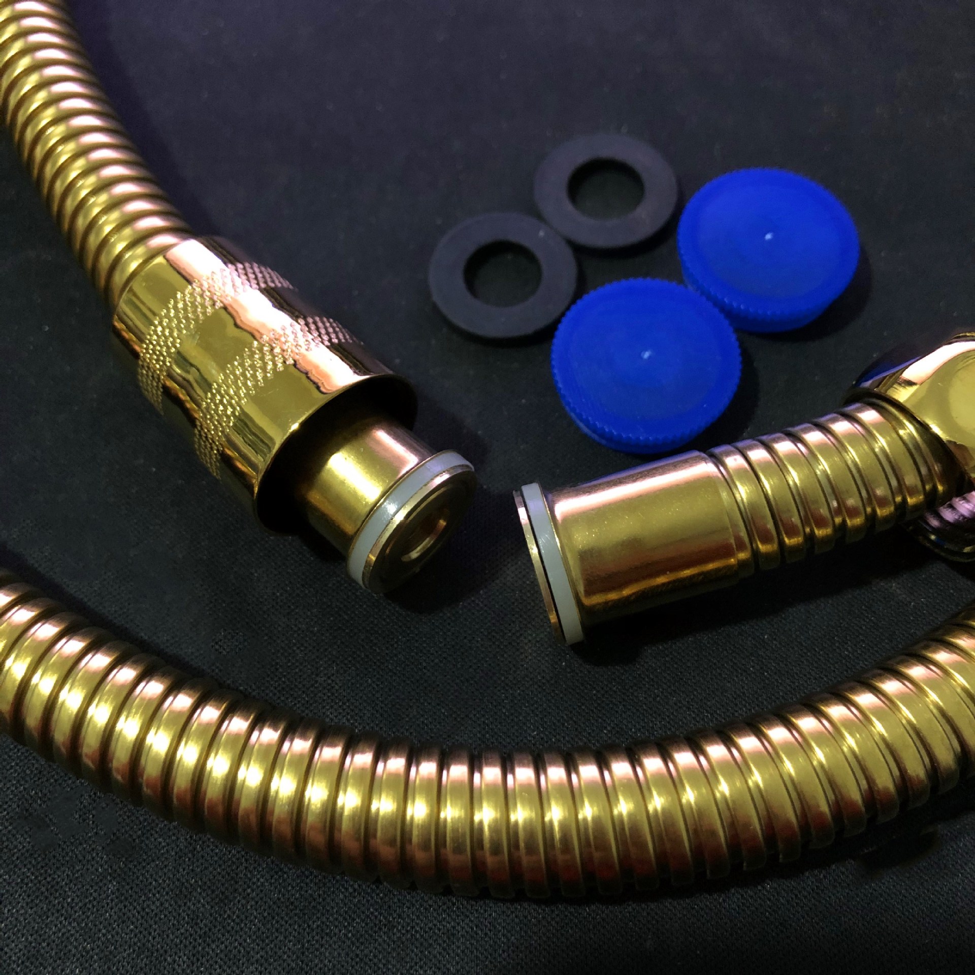 Golden stainless steel shower hose, showerhead, bathroom nozzle, shower pipe, double-buckle encrypted pipe, explosion-proof pipe, bathroom accessories Application Scenario