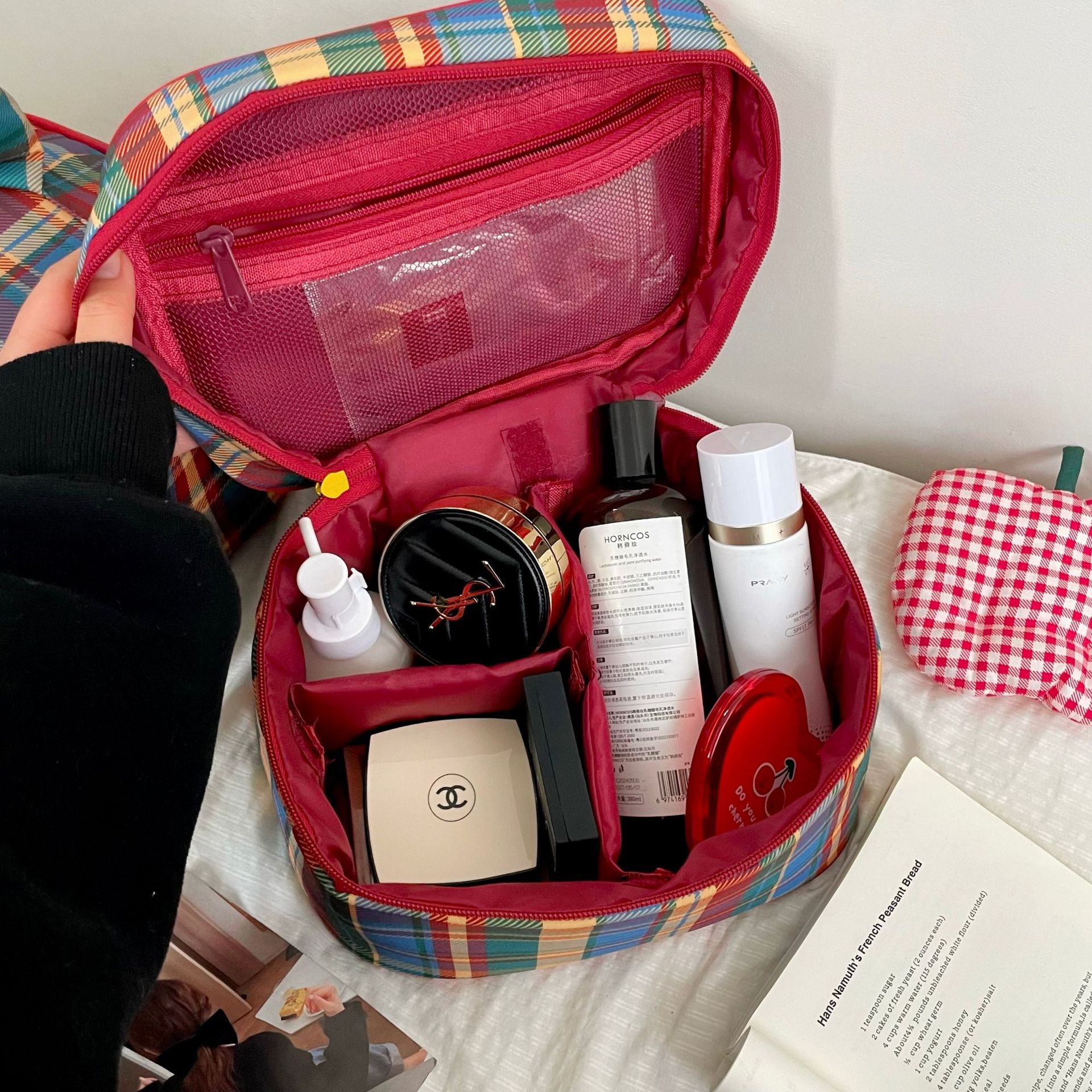 High-end retro checkered makeup bag, portable large-capacity zoned storage bag, travel and outings hand-held toiletry bag Application Scenario