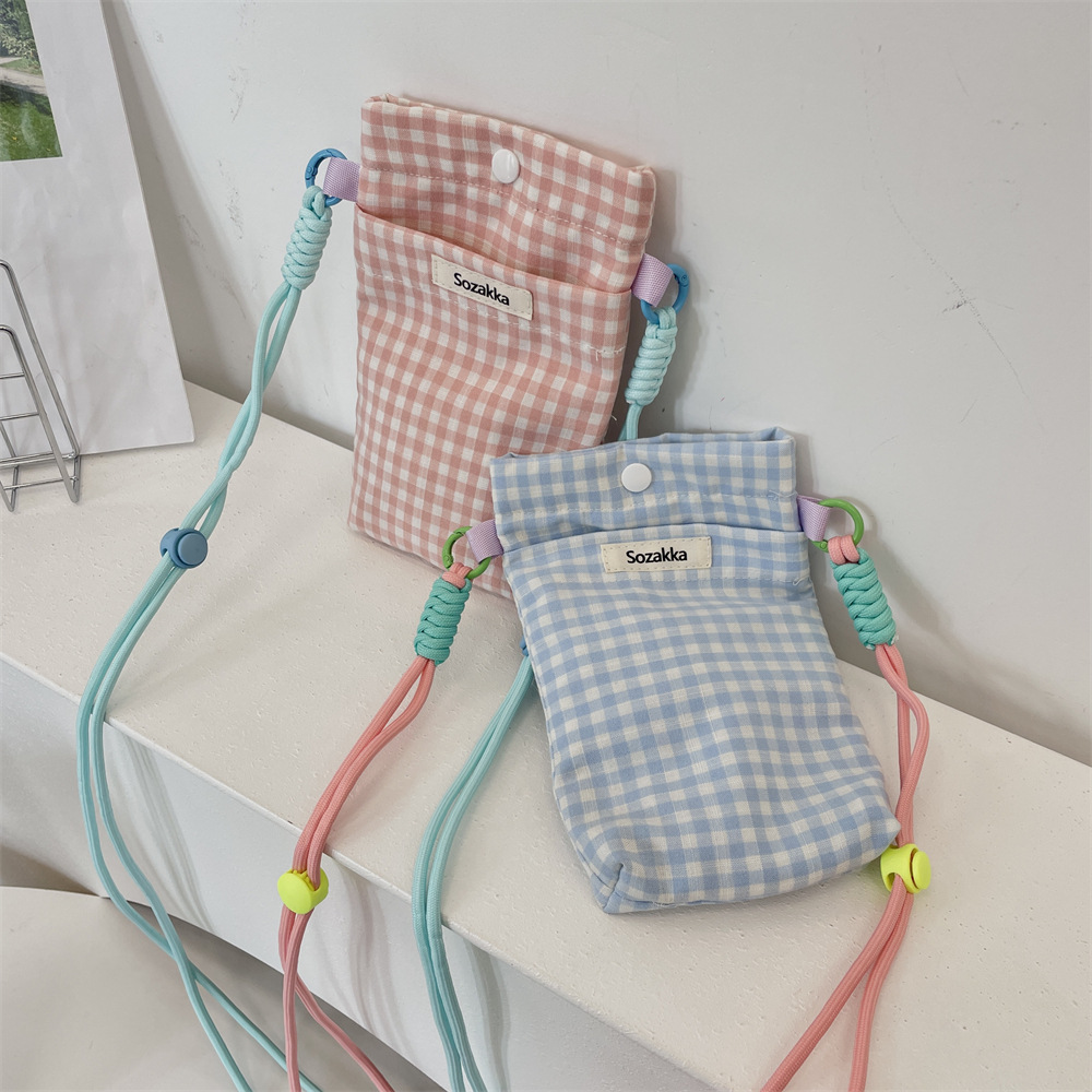 54113 checkered style mobile phone case, miscellaneous storage bag, walking key, loose change card bag, hand-held small cloth bag mobile phone case Application Scenario