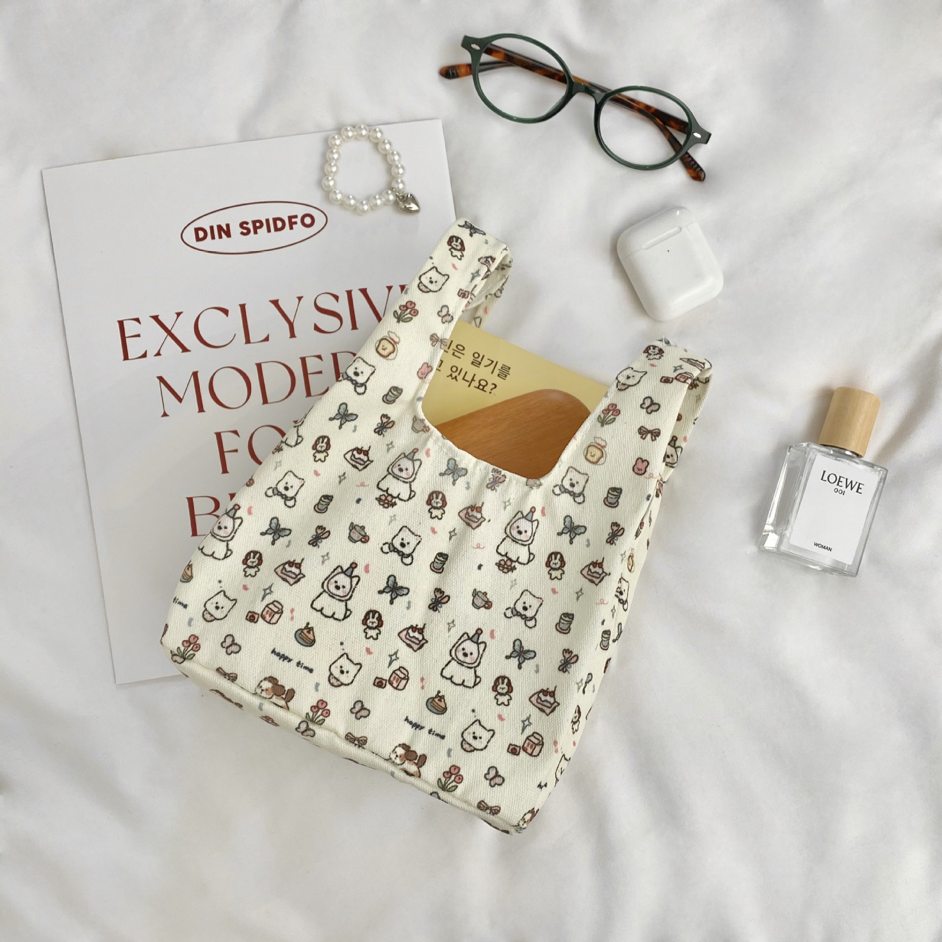 Summer cartoon printed handbag, fabric cute dog makeup bag, portable storage bag for going out and miscellaneous items handbag Application Scenario