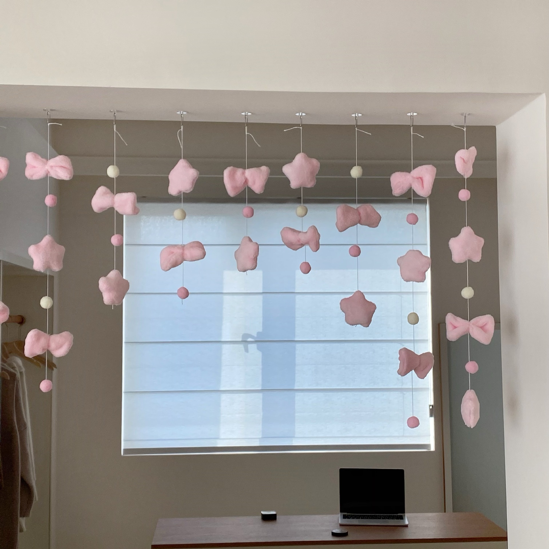 The pink planet door curtain hanging decoration is cute and girlish, with a high level of appearance. It is a female curtain wall decoration that does not require drilling Specification drawing
