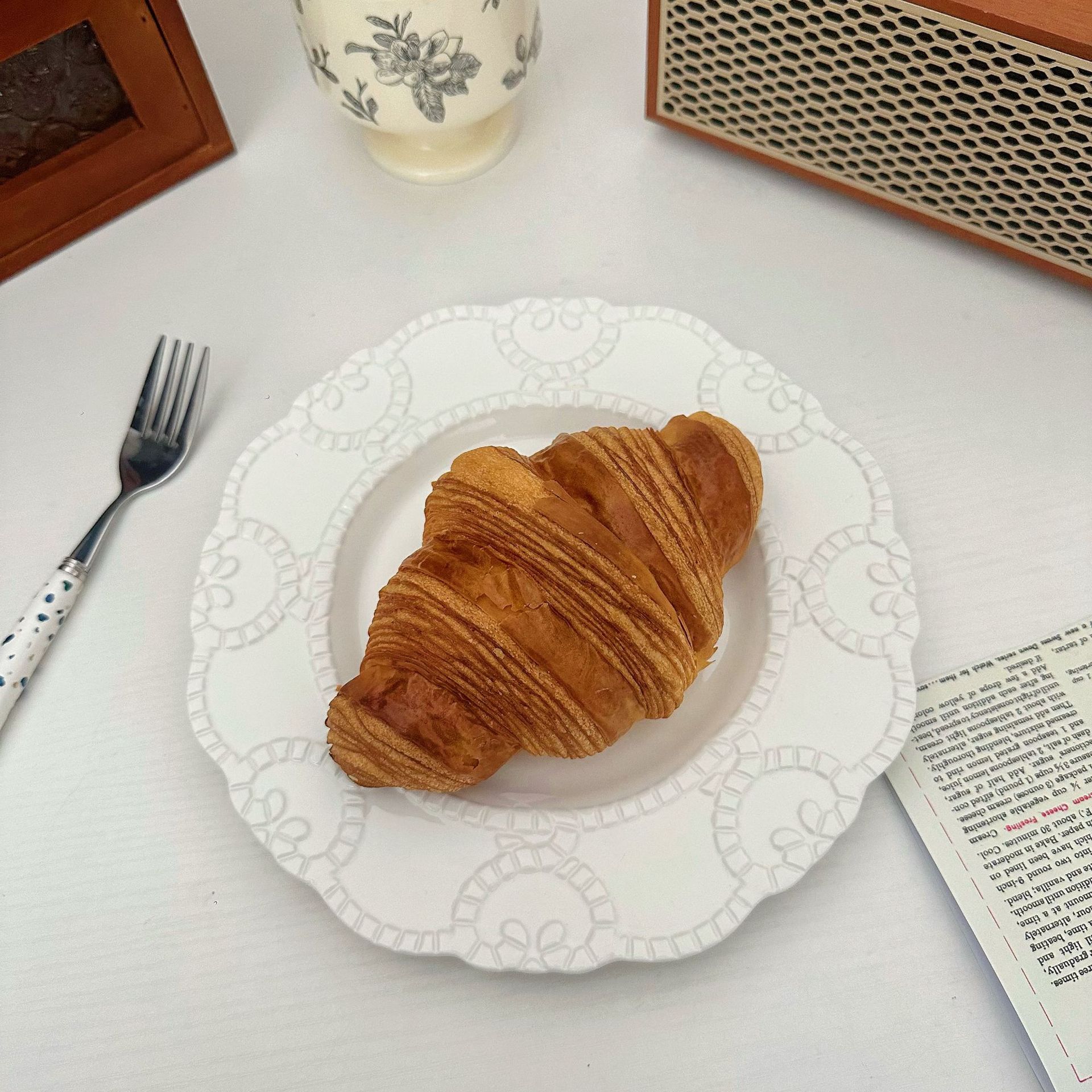Baroque relief plate, French retro cream style dessert plate, home breakfast plate, high appearance level, solid color ceramic tableware details Picture