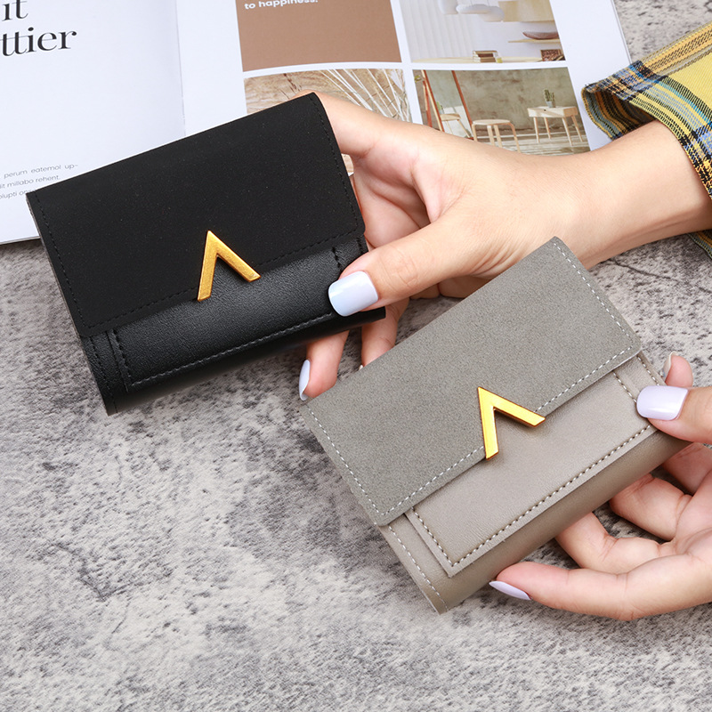 A new Korean-style three-fold women's wallet, short retro card case, PU faux leather, simple folding student wallet for women Application Scenario