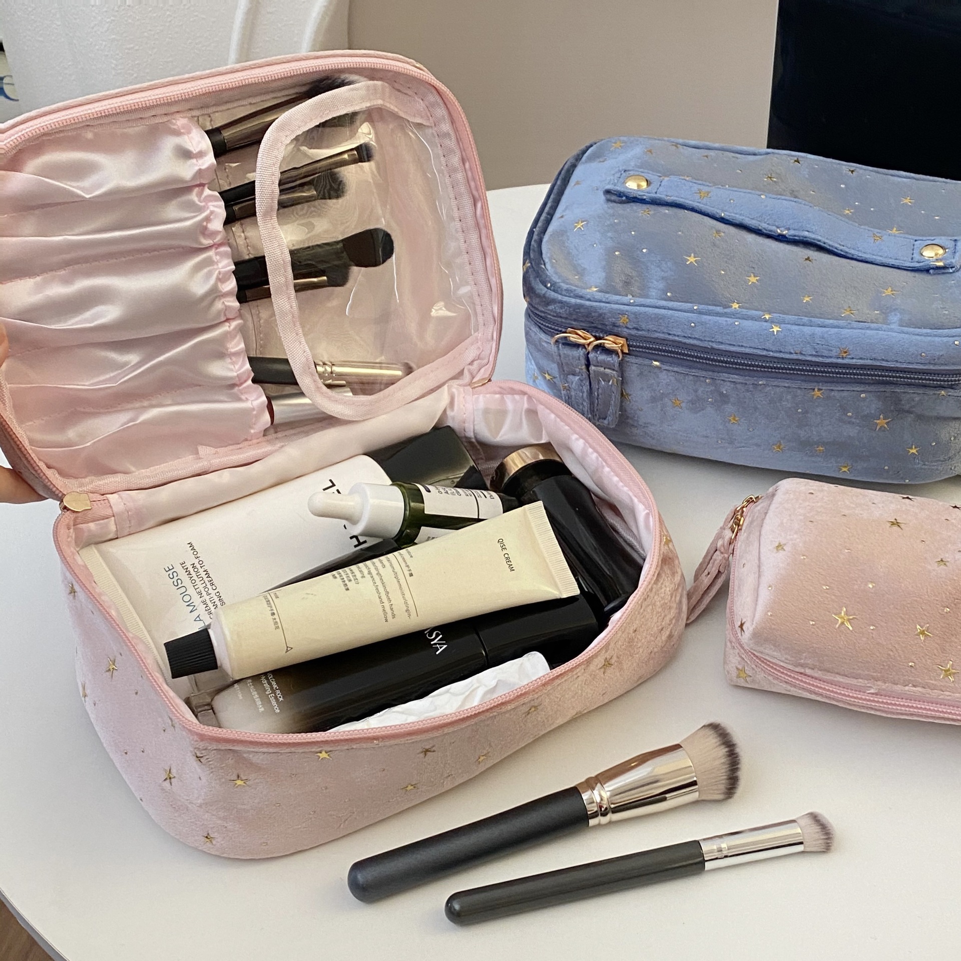 Retro high-end silk makeup bag for women, 2025 new style toiletry bag, large capacity, portable travel and outdoor storage bag Application Scenario