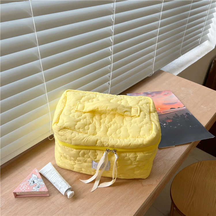 Homemade InS-style candy-colored flower makeup bag, large-capacity skin care product storage bag for girls, portable toiletry bag details Picture
