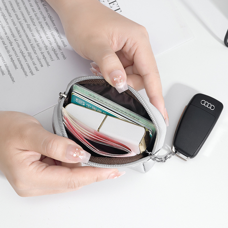 New Ailun large-capacity zipper wallet women's fashionable clutch, oil wax leather shell miscellaneous and loose change storage bag Application Scenario