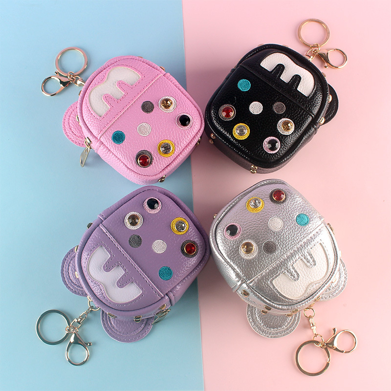 A Korean Instagram student with a simple and cute mini Japanese-style girl heart, holding a coin card case and a coin purse details Picture