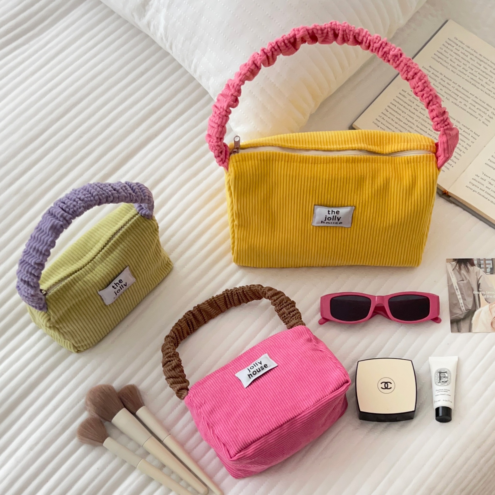 This is an Instagram high-appearance-level cute color-blocking underarm bag that women can carry with them. It has a large capacity for storage and is a casual bag details Picture