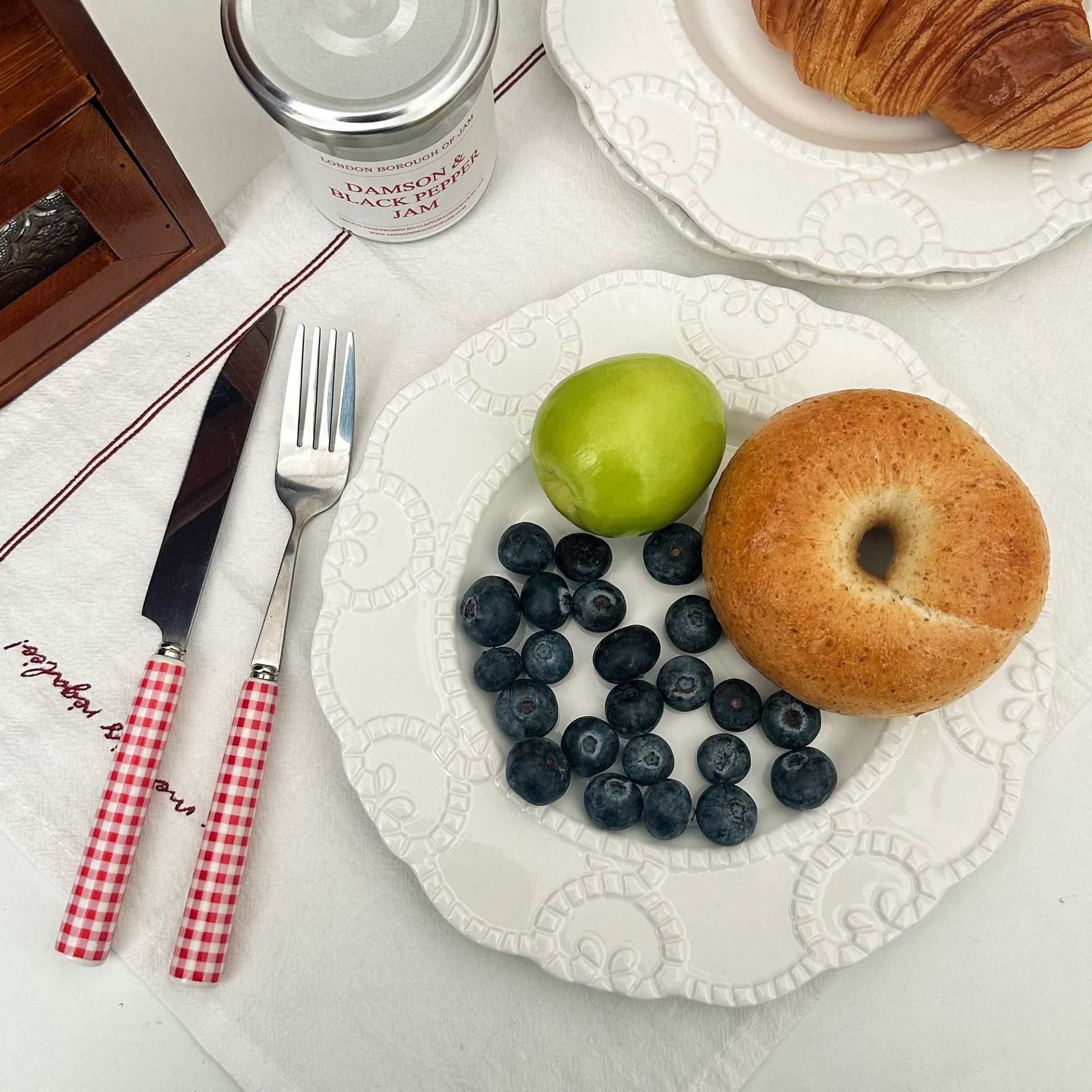 Baroque relief plate, French retro cream style dessert plate, home breakfast plate, high appearance level, solid color ceramic tableware Application Scenario