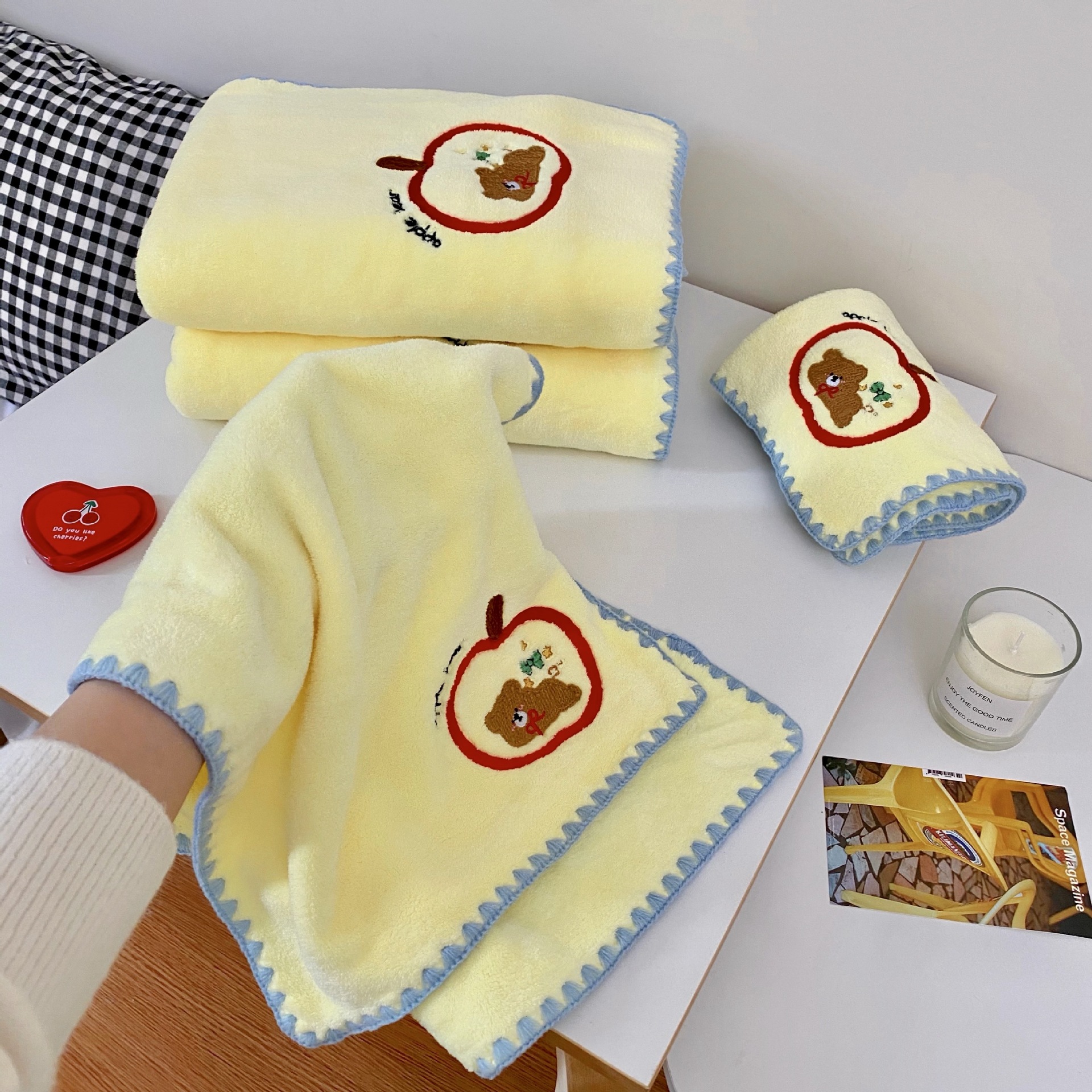 Apple Bear thickened bath towel, new bathroom face towel, water-absorbing and quick-drying coral fleece wraparound bath towel details Picture