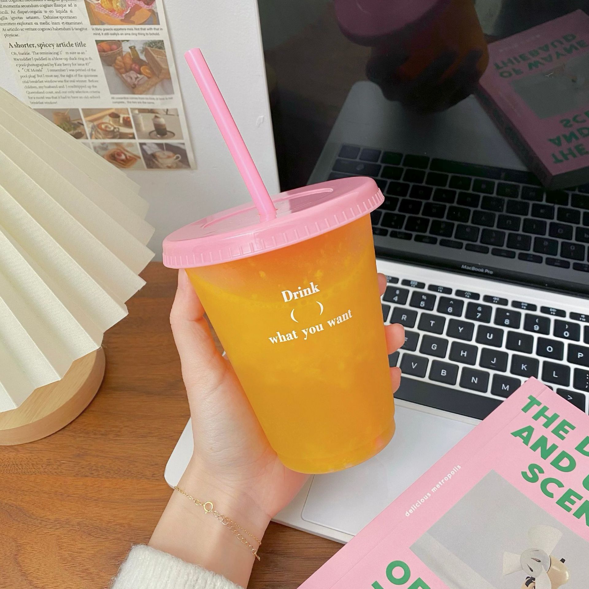 Candy-colored plastic straw cup, large-capacity reusable soda cup, vehicle-mounted portable cold drink coffee cup Application Scenario