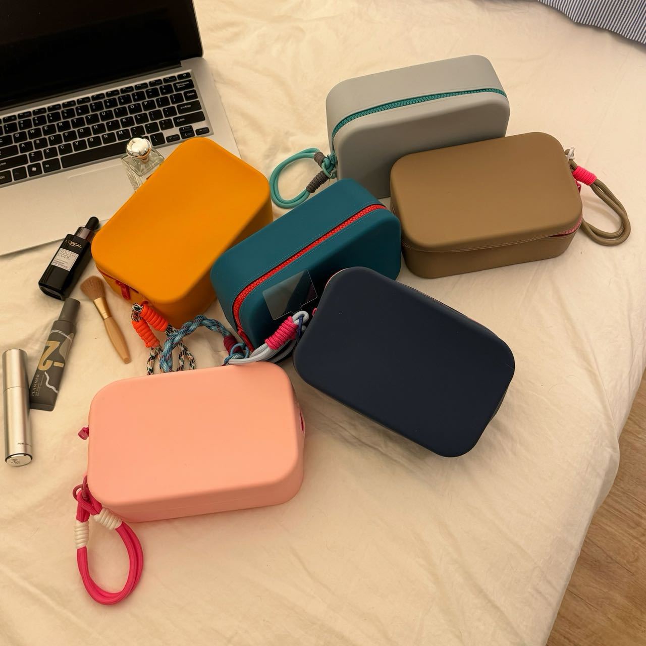 2024 New silicone cosmetic bag, large capacity, portable, waterproof, travel toiletry bag, jewelry, desktop storage silicone bag details Picture