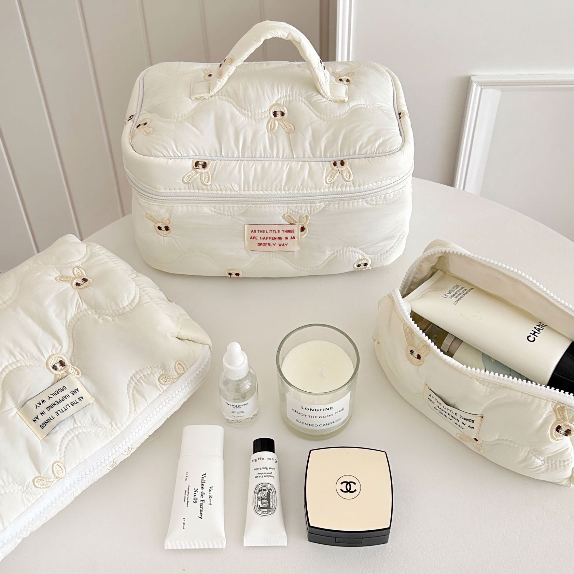 Cute embroidered rabbit makeup bag, ins style, simple and large-capacity travel cosmetics toiletry bag, storage bag for women Specification drawing