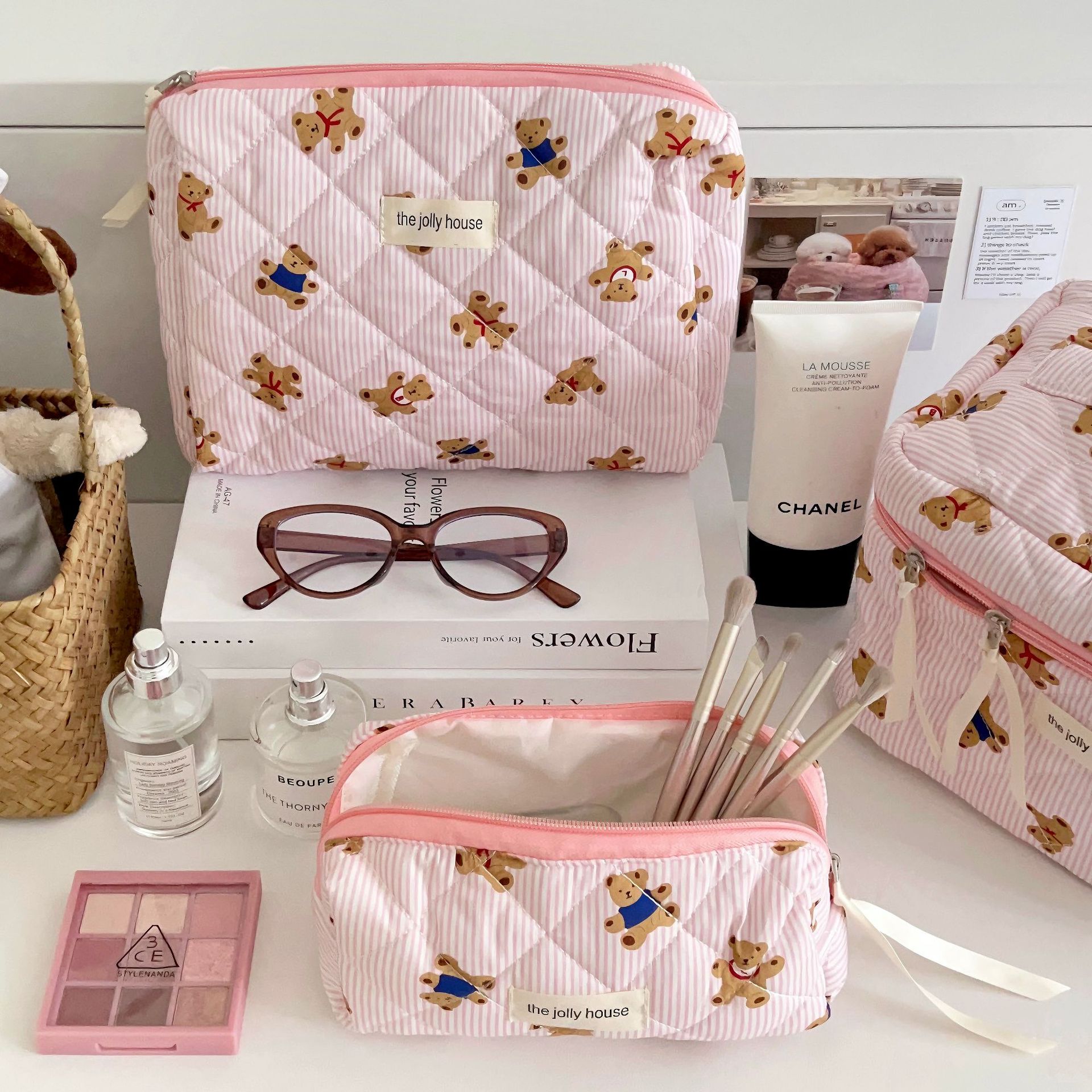 Sweet striped bear makeup bag, a girl's heart, portable large-capacity cosmetics storage bag for going out, hand-held bag details Picture