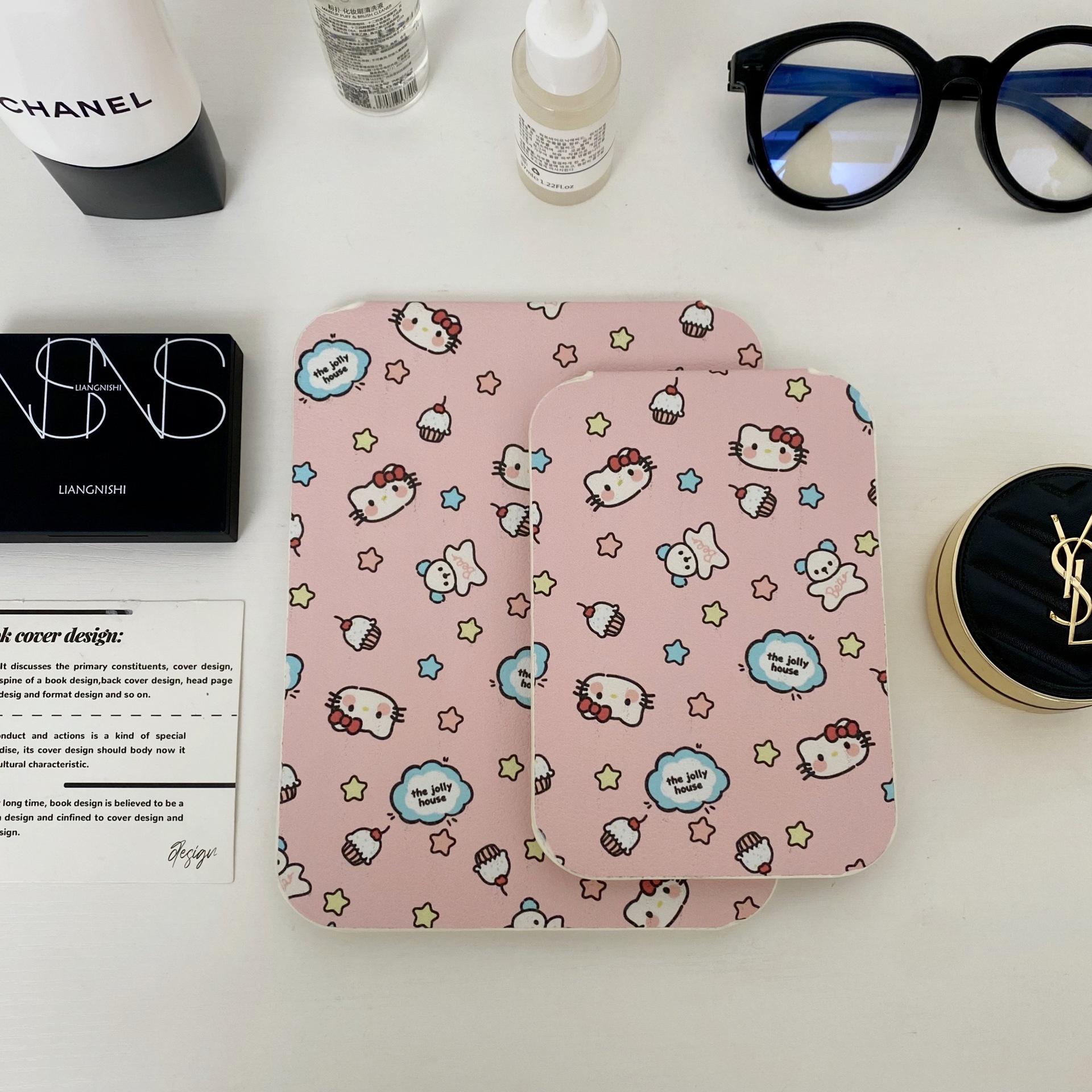 Pink cat-shaped folding mirror with a girlish heart, portable home bedroom desktop, makeup mirror, dressing mirror, and small portable mirror Application Scenario