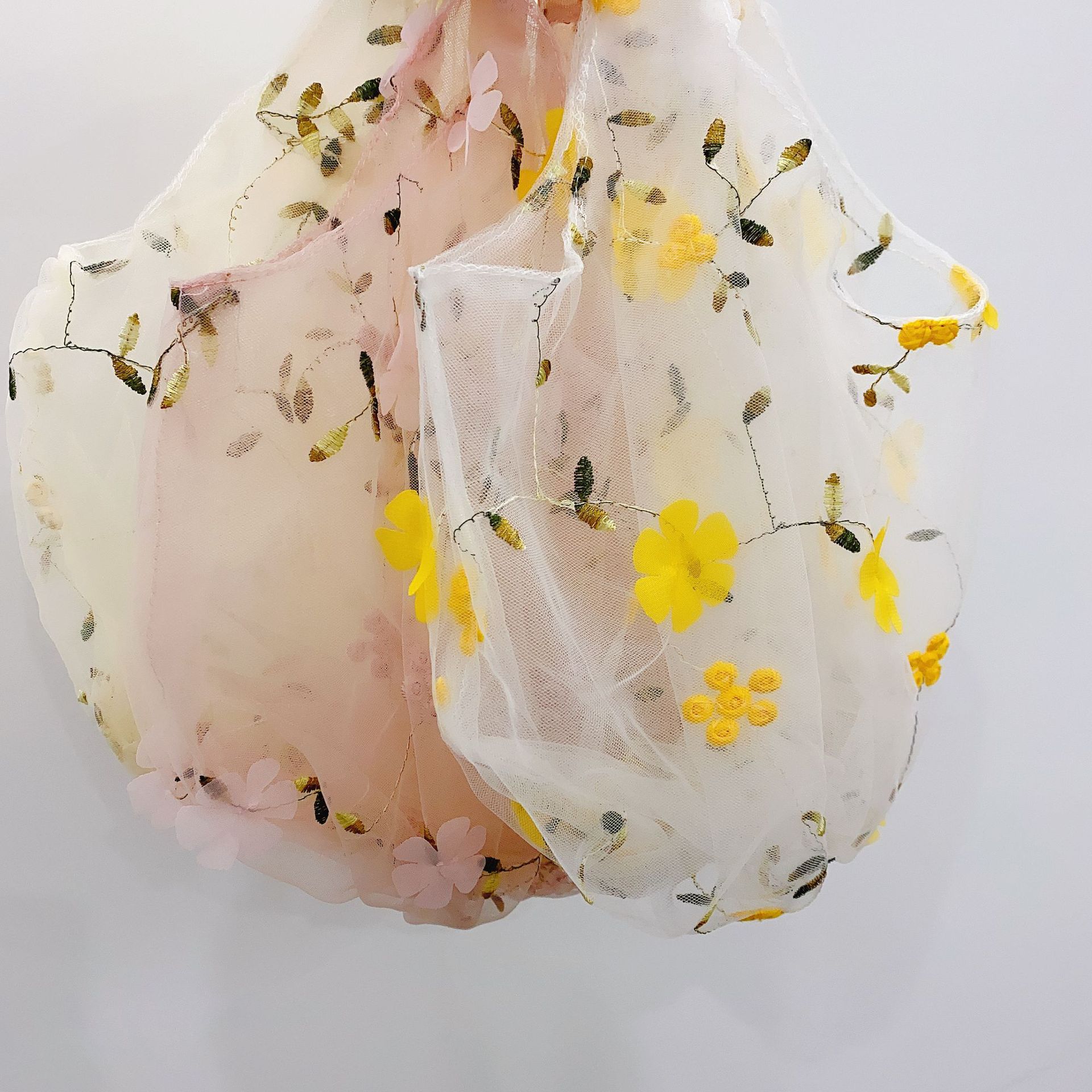 03281 Korean ins semi-transparent silk mesh embroidered flower bag, floral fairy delicate mesh hand-held bag Item Picture