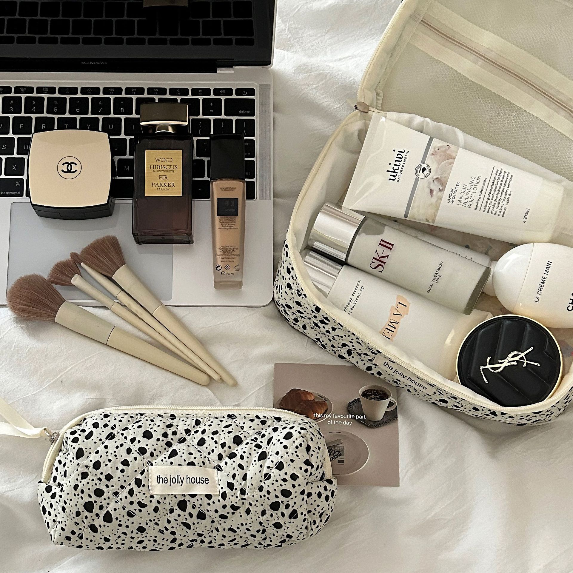 High-end makeup bag for women, 2024 new portable large-capacity toiletry bag, business trip and travel cosmetics storage bag Application Scenario