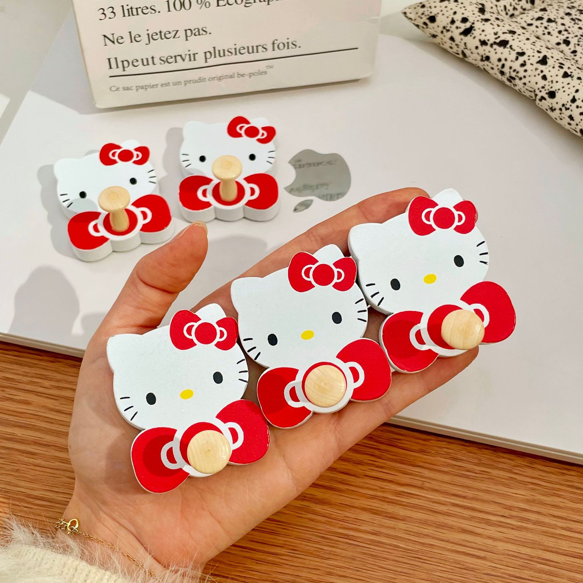 Cartoon cat hook, no need for drilling, strong load-bearing adhesive door, back kitchen, living room, bathroom, wardrobe, wall surface Application Scenario