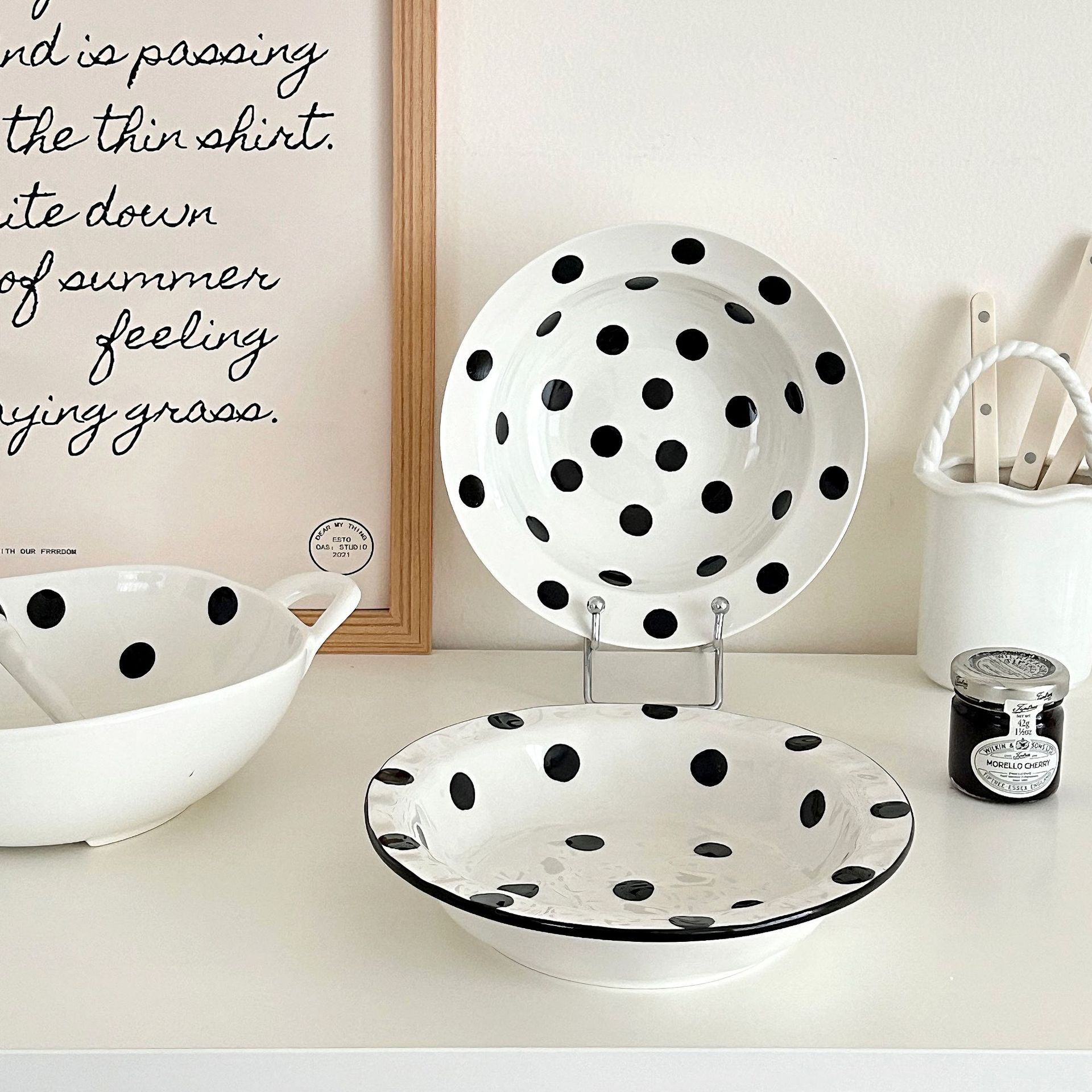 Creative ceramic tableware, cute black and white polka dot irregular double-eared bowls, household instant noodle bowls, salad bowls, personal use only Item Picture