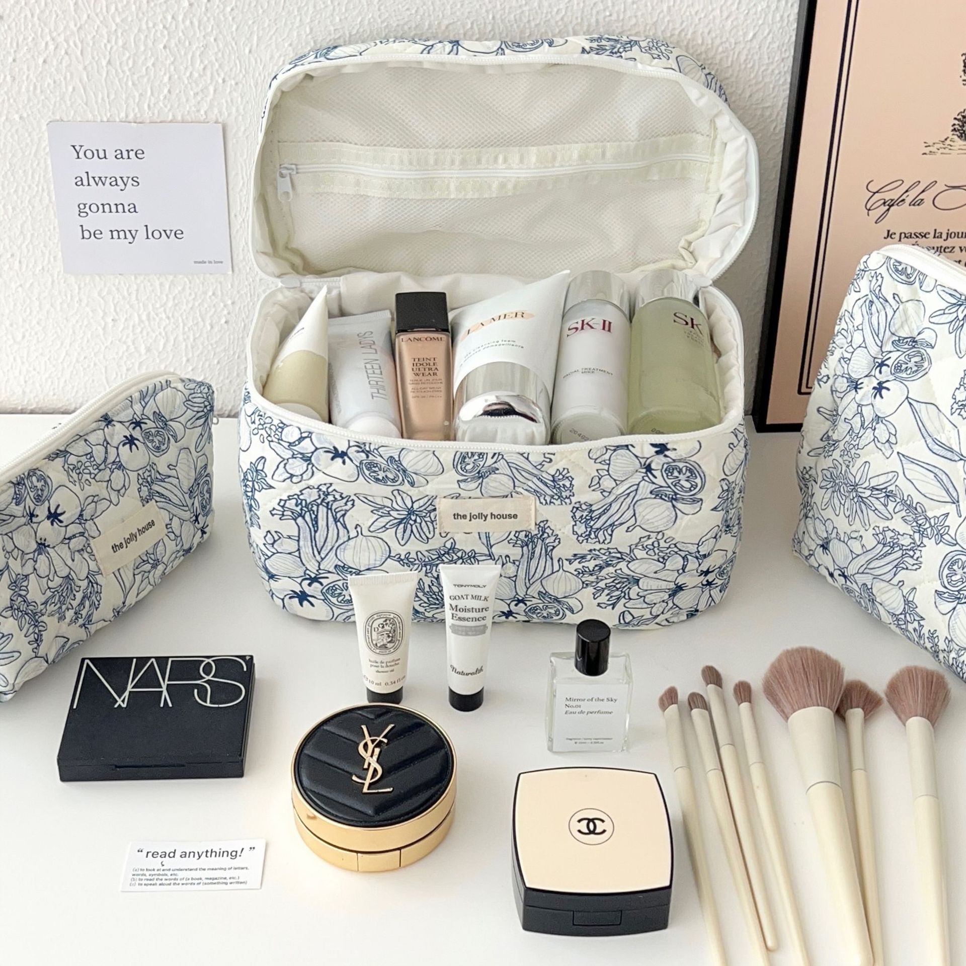 New deep blue flower makeup bag for women, a portable large-capacity cosmetics storage bag, and a hand-held toiletry bag for traveling Application Scenario